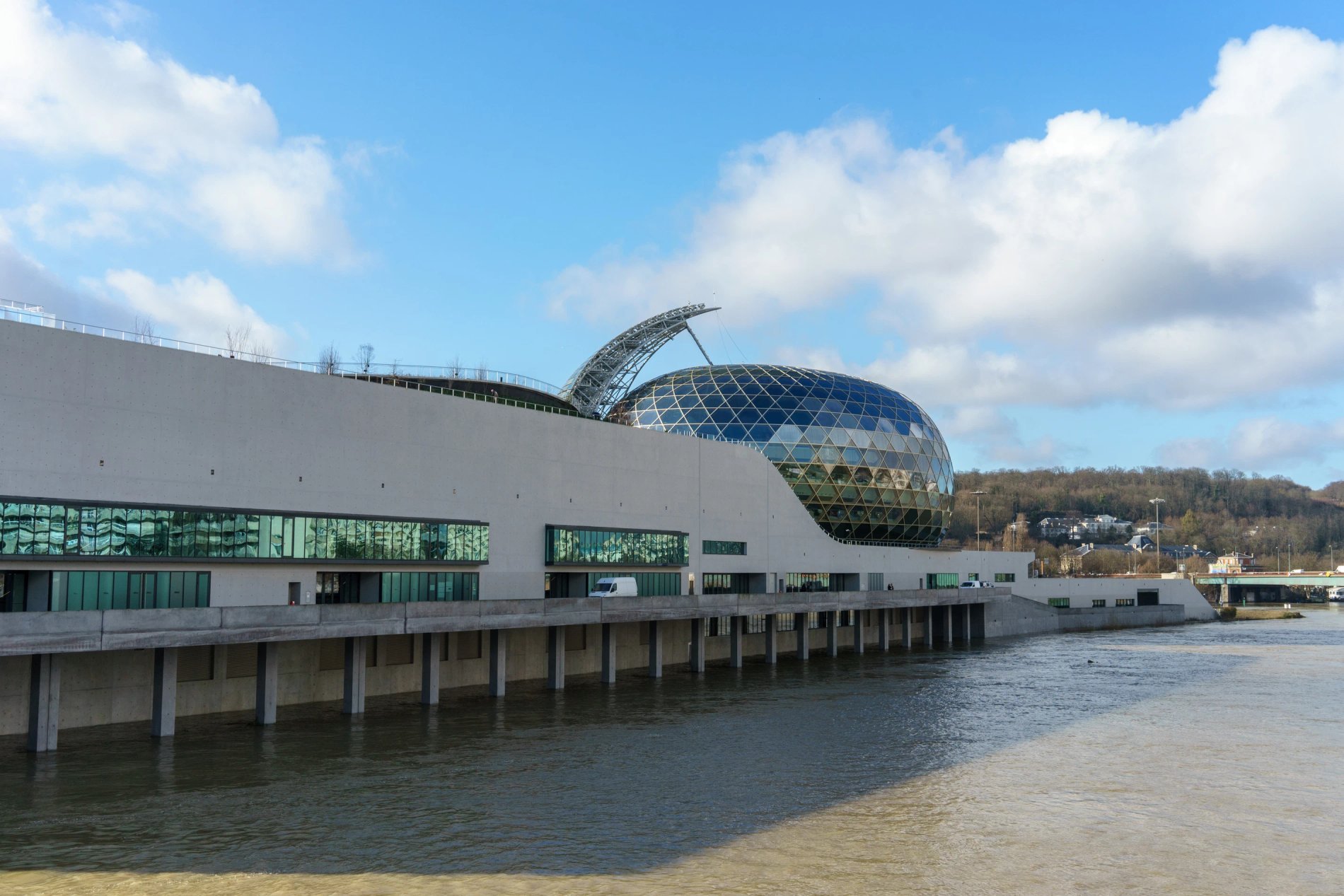 Façade de l’Hôtel Olympic à Boulogne-Billancourt, hôtel 3 étoiles proche de Roland-Garros, du Parc des Princes et de la Seine Musicale.