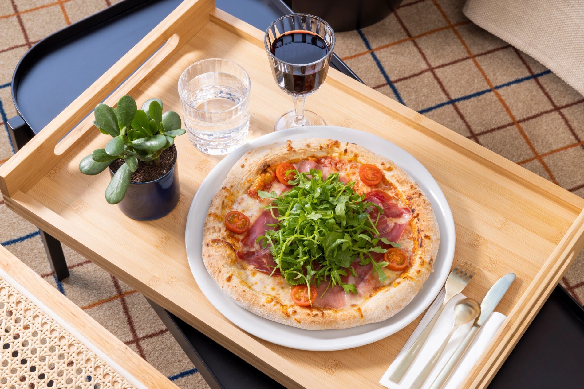 Hotel Toujours room service pizza