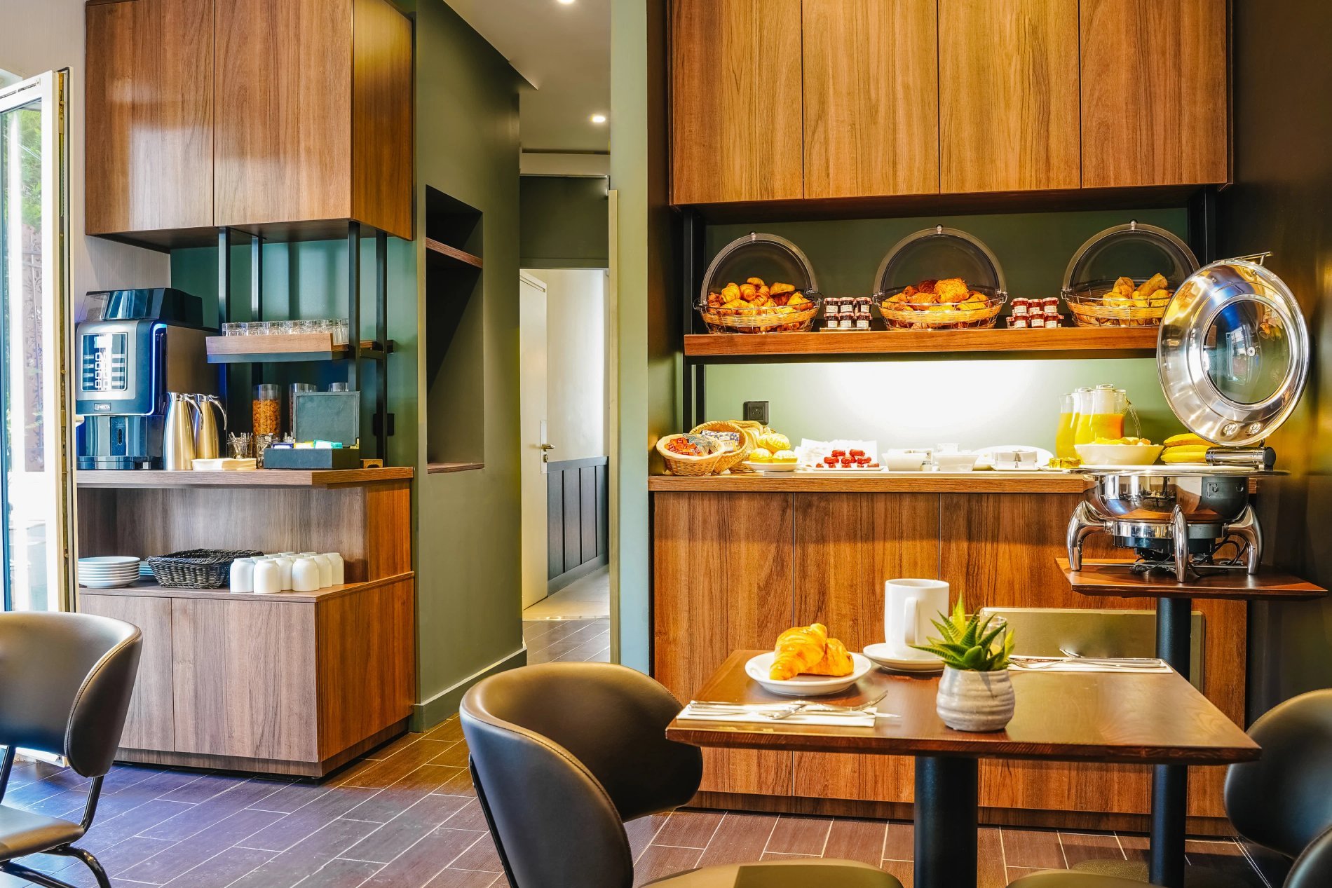 Salle de petit-déjeuner au Timhotel, avec buffet varié