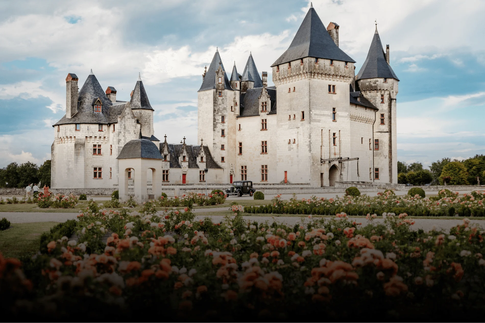 Le château Coudray Monpensier entouré de ses jardins fleuris, entre Chinon et Seuilly.