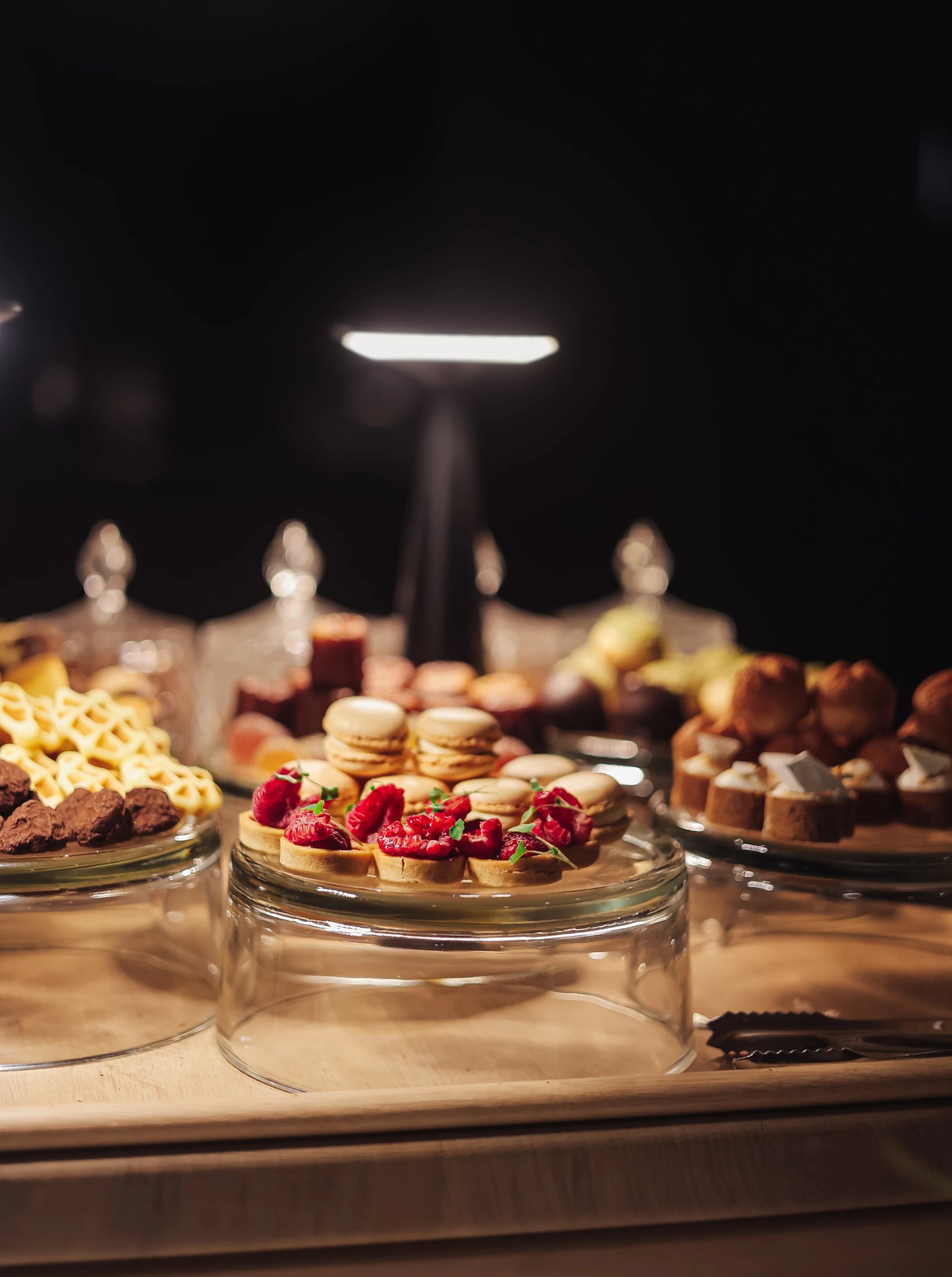 Elegante mignardises op buffet in restaurant Akko van Martin's Rentmeesterij