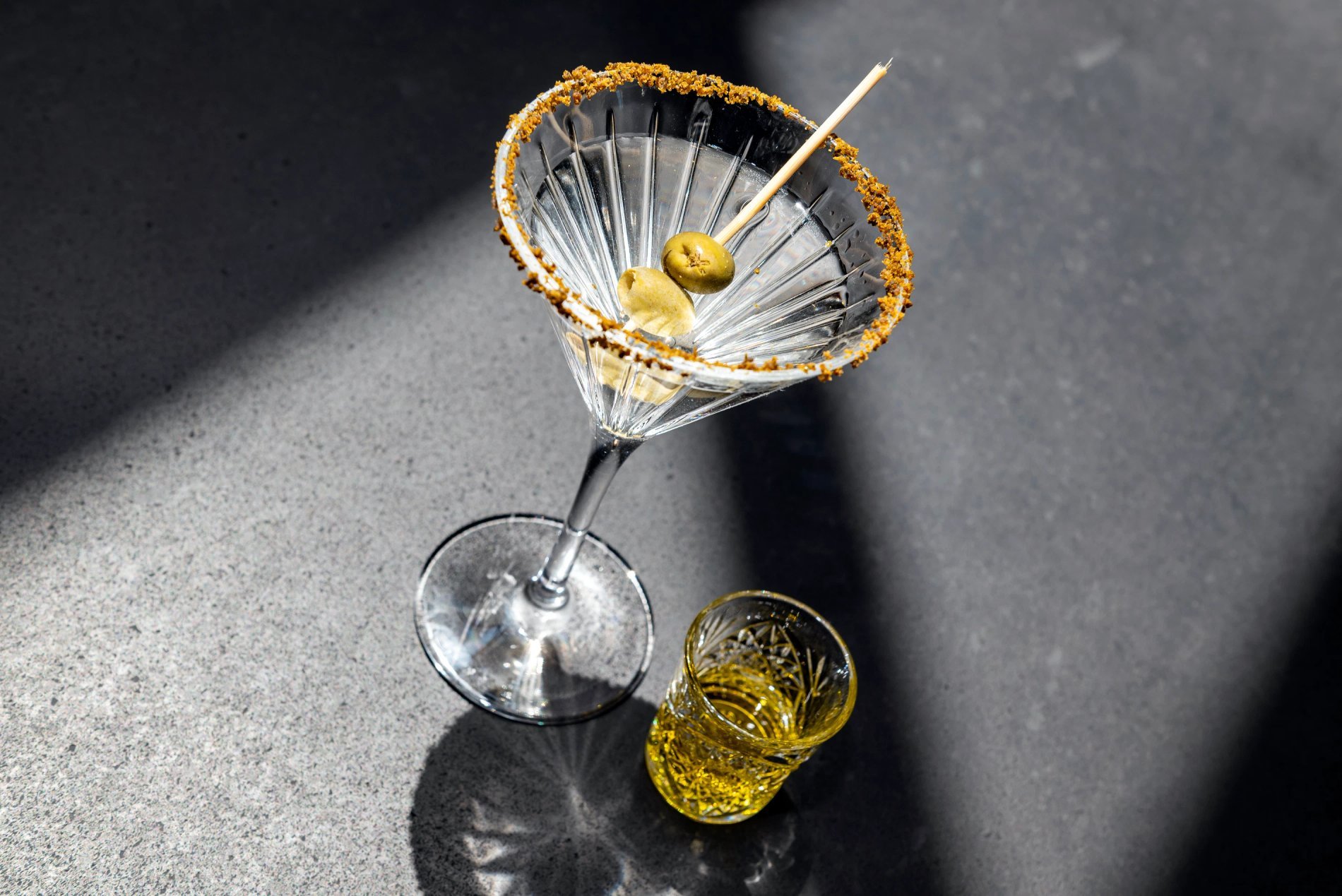 Cocktail Martini avec olive servi au Bar Le Négo Chin de L’Isle de Leos.