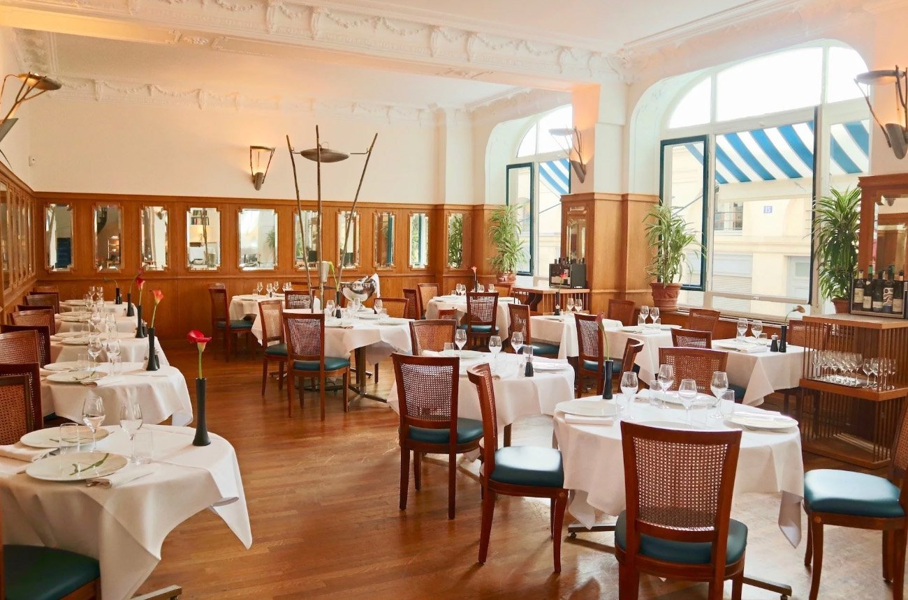 Der schöne, lichtdurchflutete Gastraum des Restaurants Macéo, nahe dem Palais-Royal und der Place des Victoires