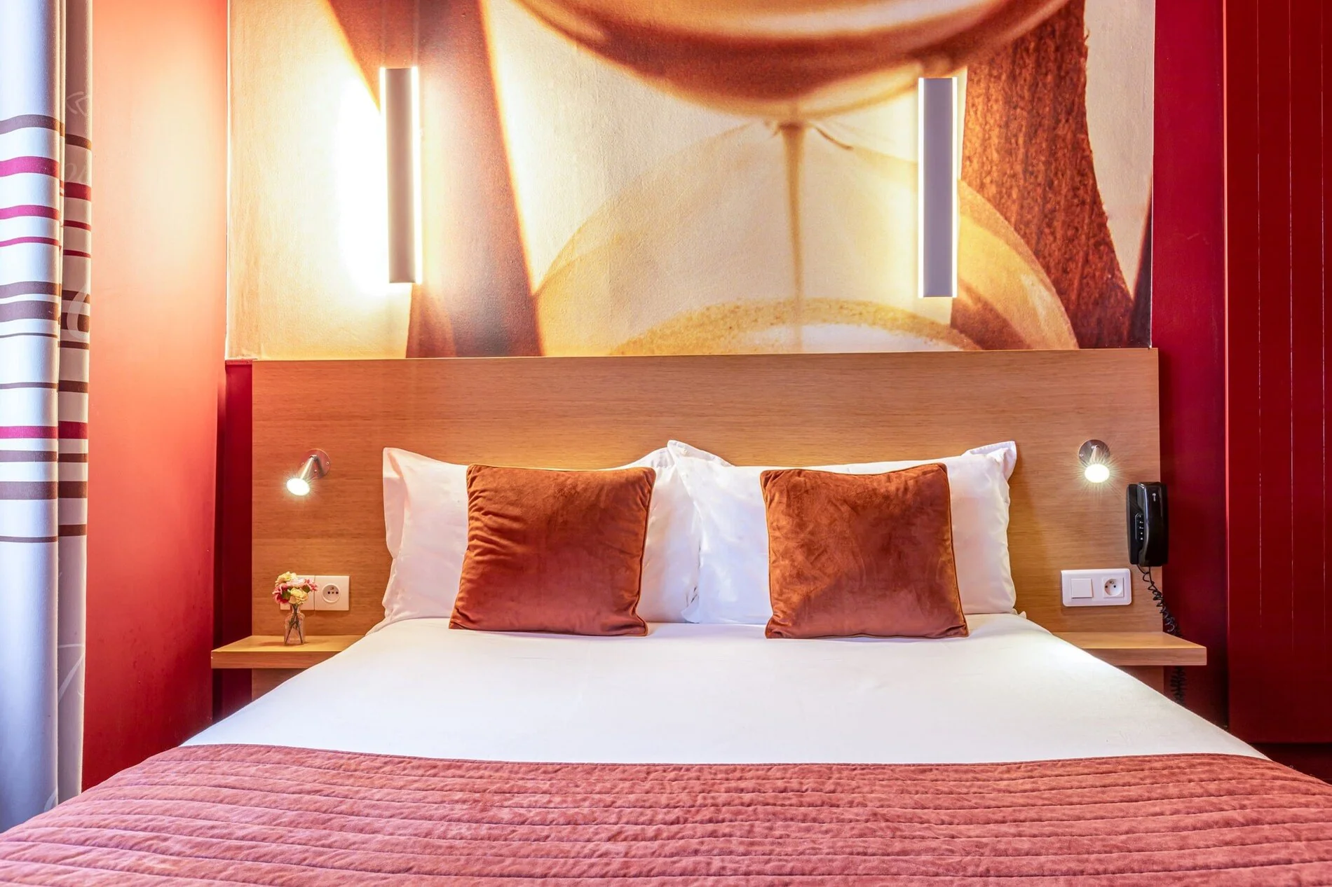 Chambre Confort Double de l'Hôtel Ariane Montparnasse avec lit double, literie haut de gamme et tête de lit design à Paris 14