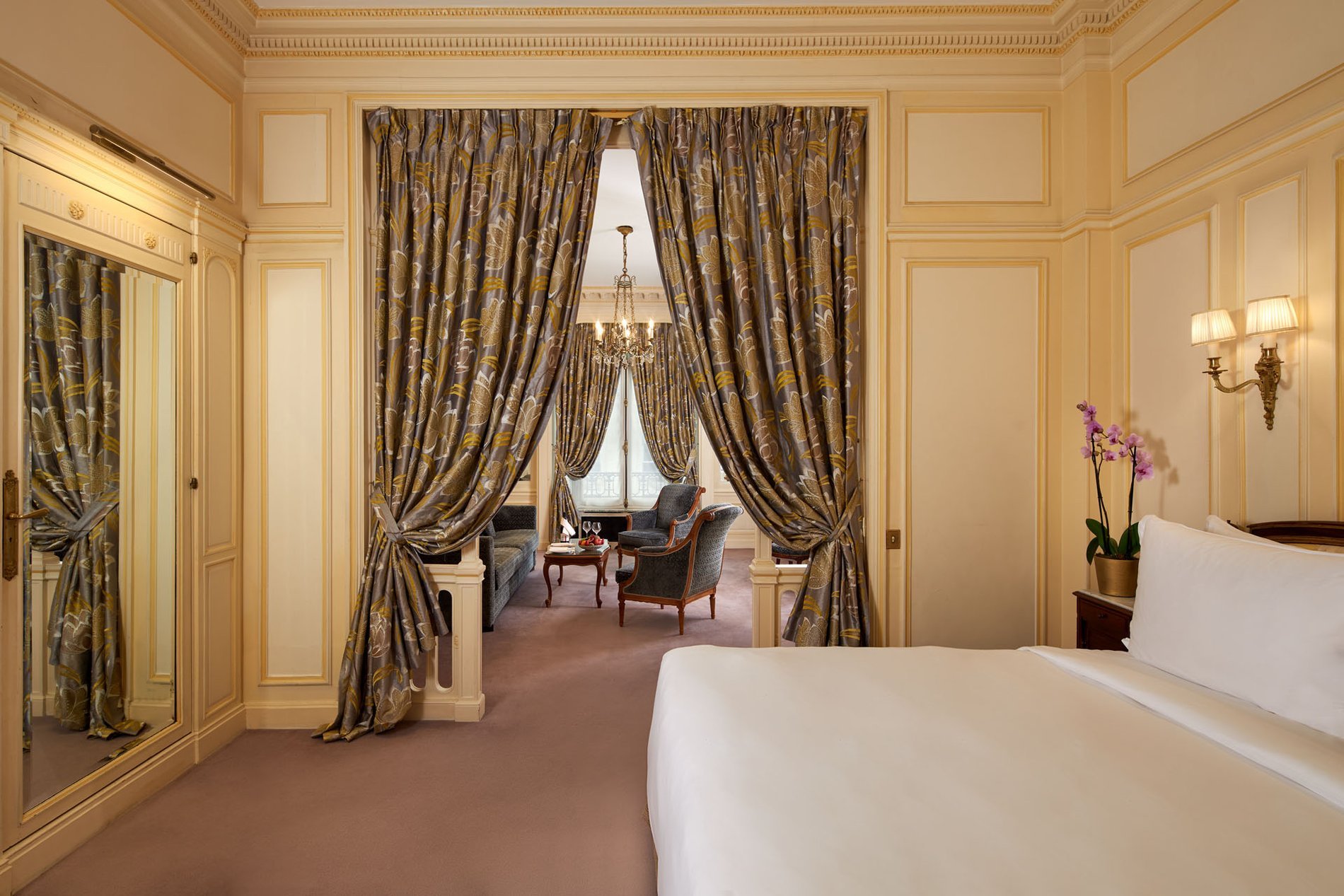 Hôtel Raphael | Junior Suite bed