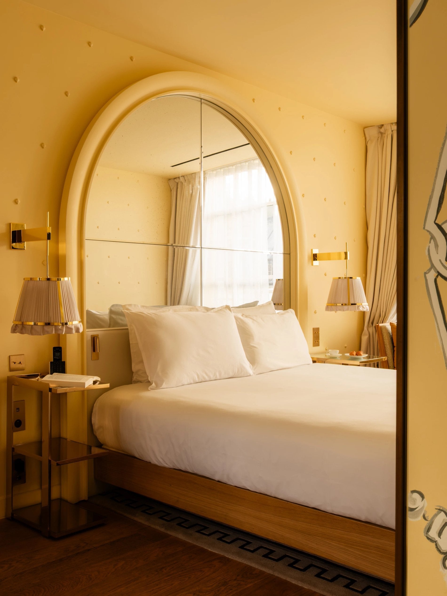 hotel 9 confidentiel paris marais petit dejeuner en chambre