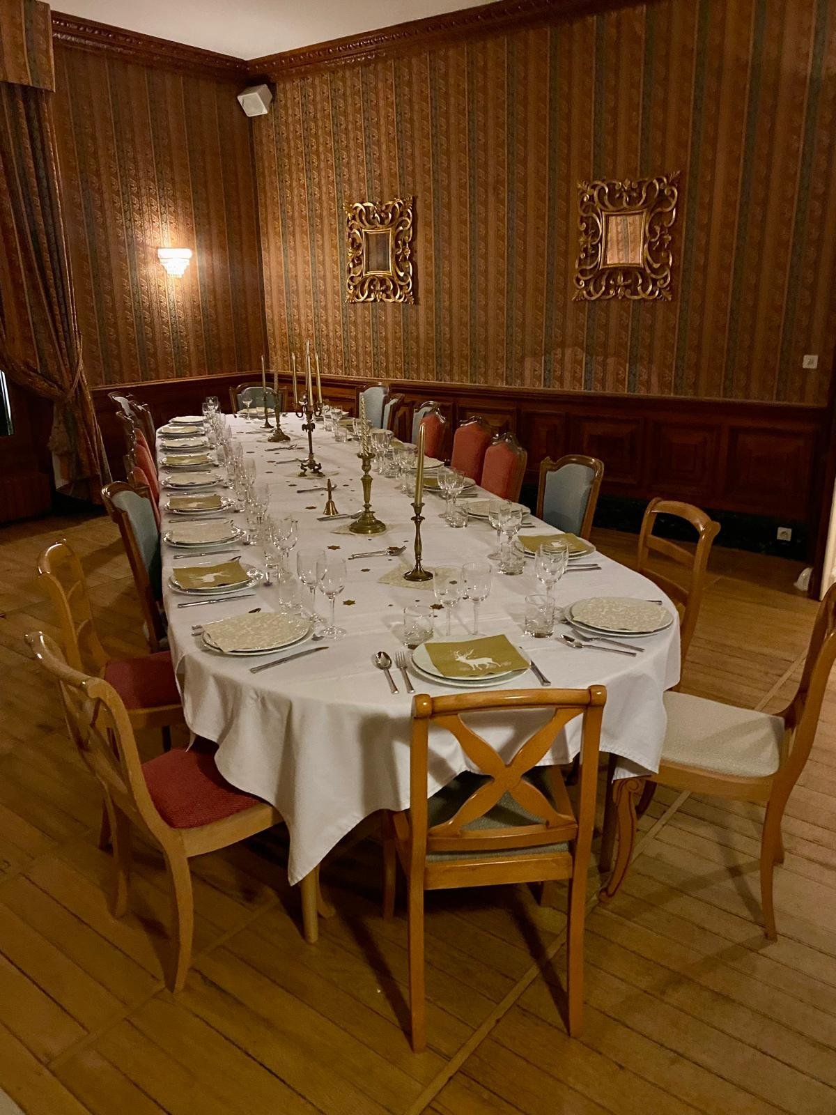 Château de la Rozelle, Salle à manger élégante avec une longue table dressée pour un dîner formel à La Rochelle.