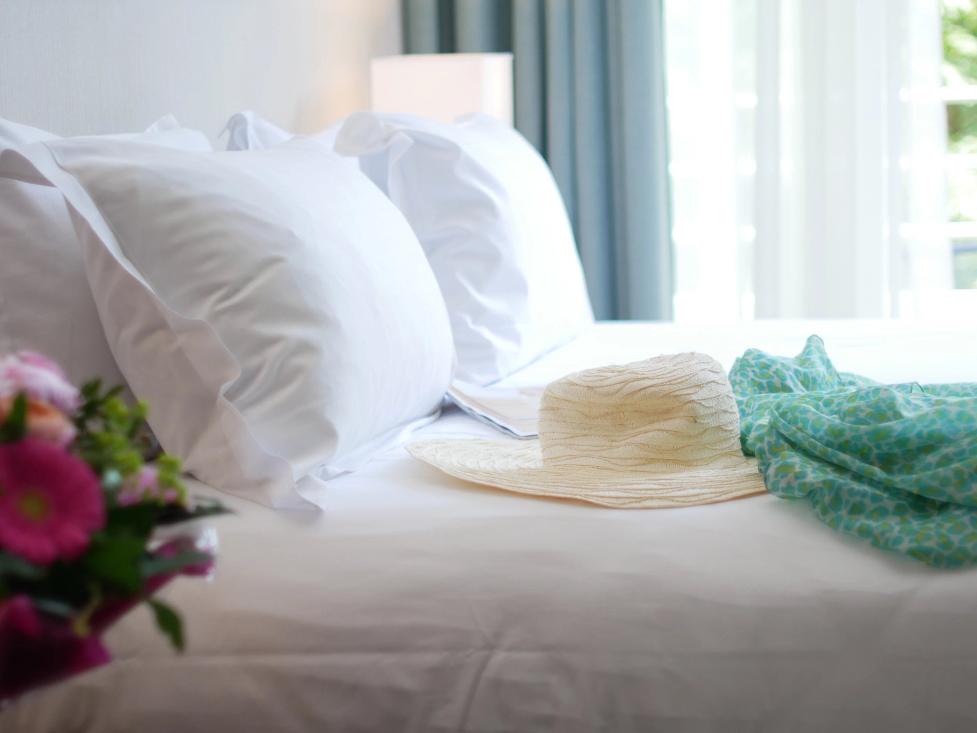 Holiday Inn Resort Le Touquet : Gros plan sur un lit confortable et une décoration soignée dans une chambre d'hôtel, promettant un séjour agréable dans cet hôtel sur une plage du Nord.