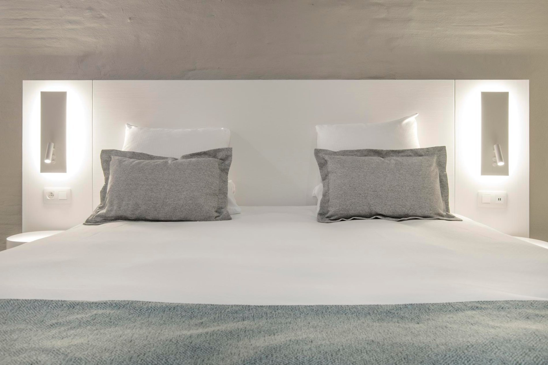 Zimmer mit Doppelbett und modernem Dekor im Martin's Brugge