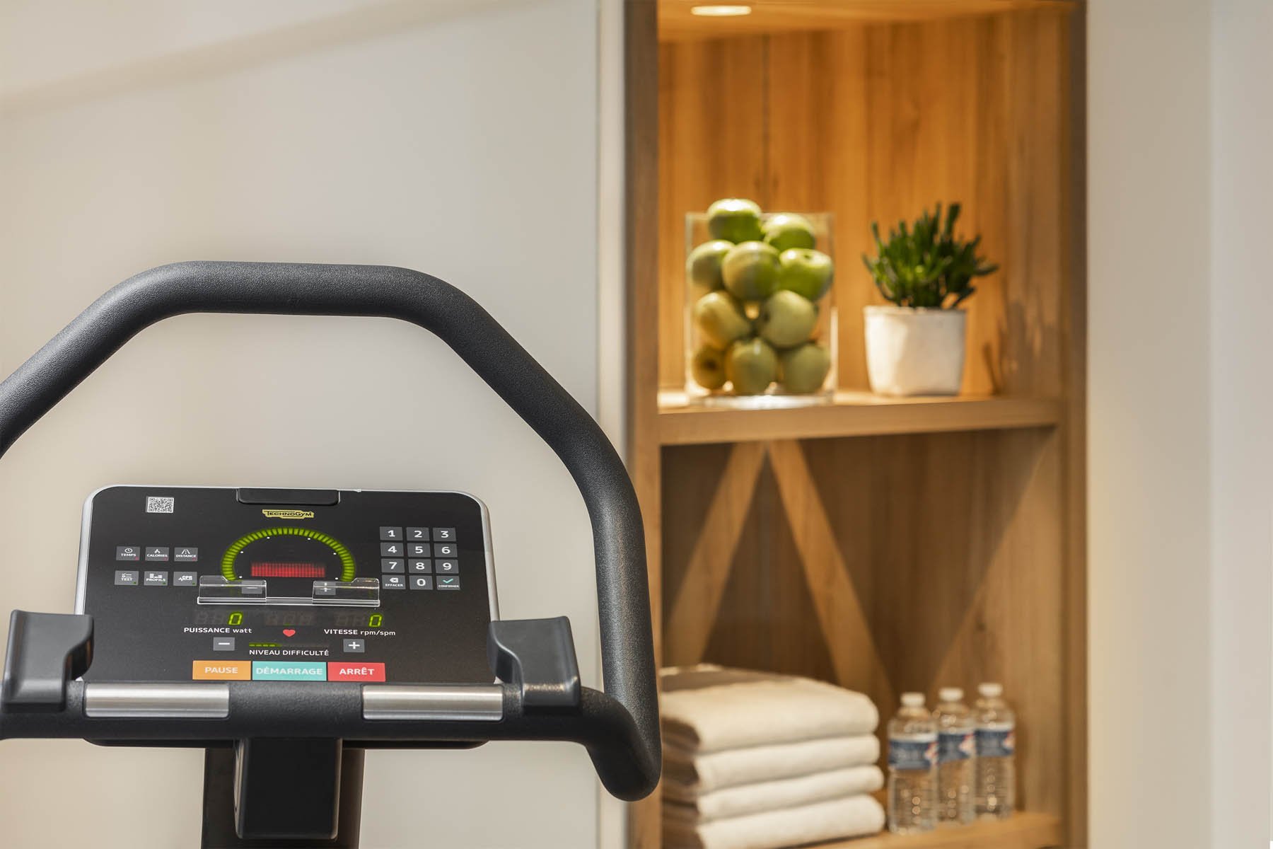 Vélo de fitness avec plantes, symbolisant la salle de sport de BW La Demeure Paris.