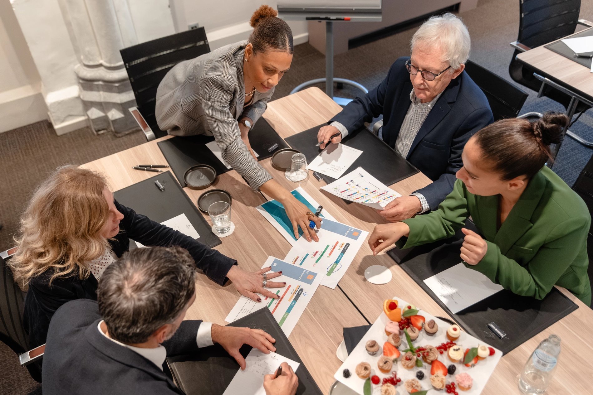 Tagungsraum im gewölbten Kirchenschiff des Martin's Patershof, einer ehemaligen Kirche in Mecheln.