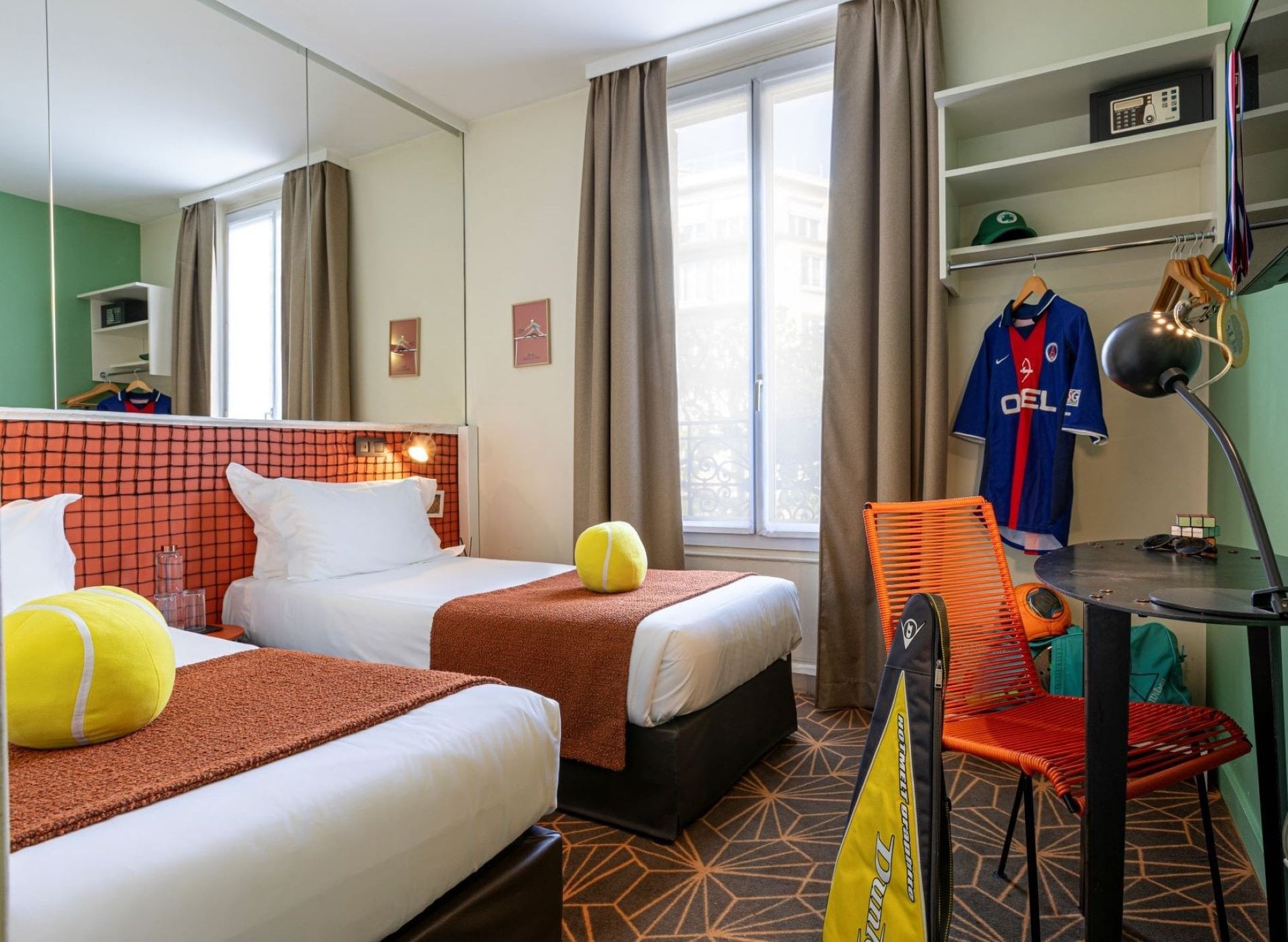 Chambre Classique Twin Olympic à Paris avec deux lits simples, décoration inspirée du tennis et espace de travail.