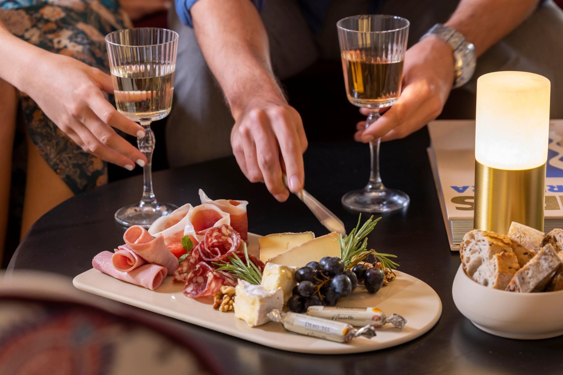 Grand Hôtel Chicago room service planche charcuterie fromage vin