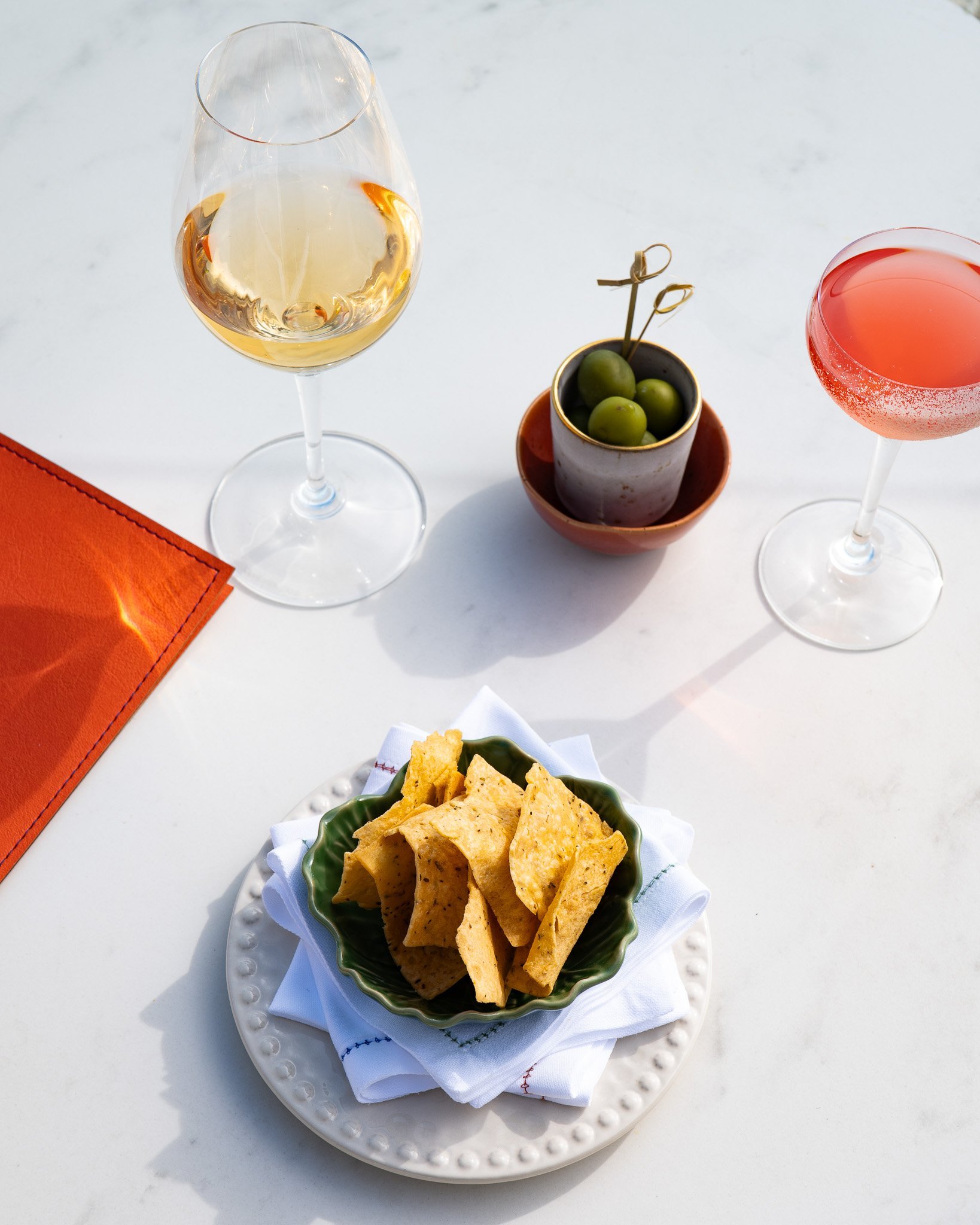 Aperitif atmosphere: cocktails, olives, chips, Taulissa menu.