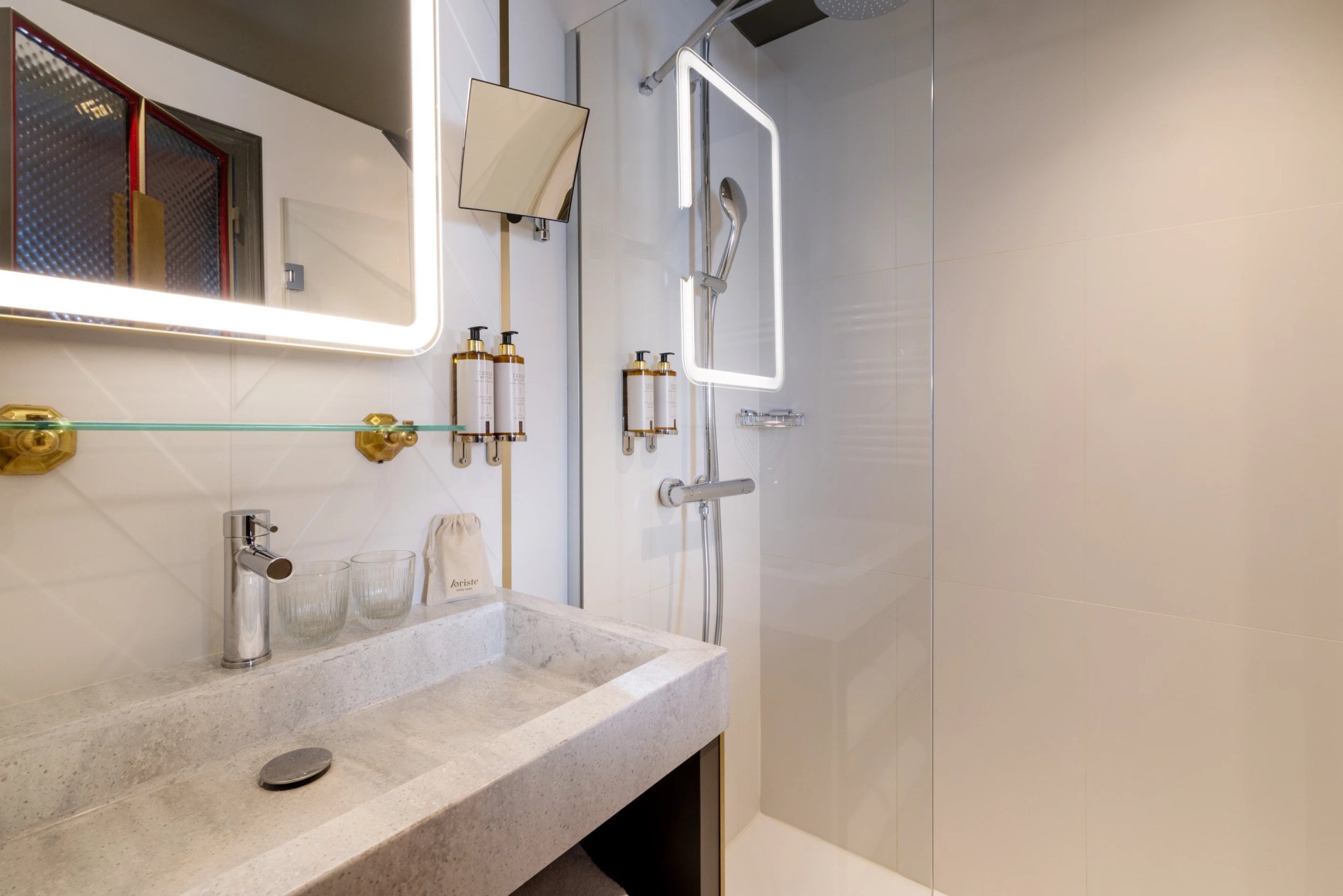 Hôtel Aoriste Chambre Classique Salle de Bain Douche