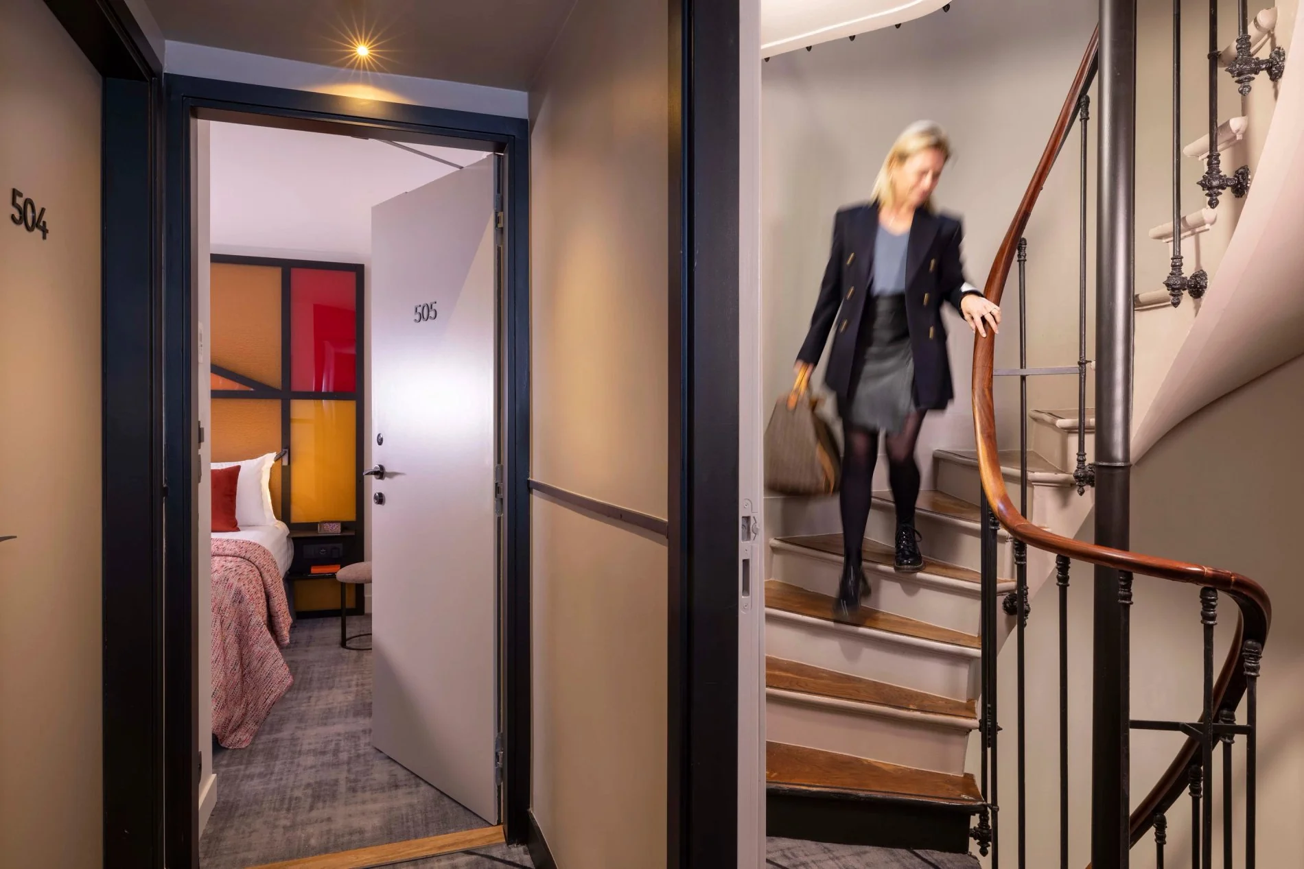 Escalier intérieur et accès aux chambres de l’hôtel Le 12, ambiance élégante pour un séjour d’affaires à Paris 8