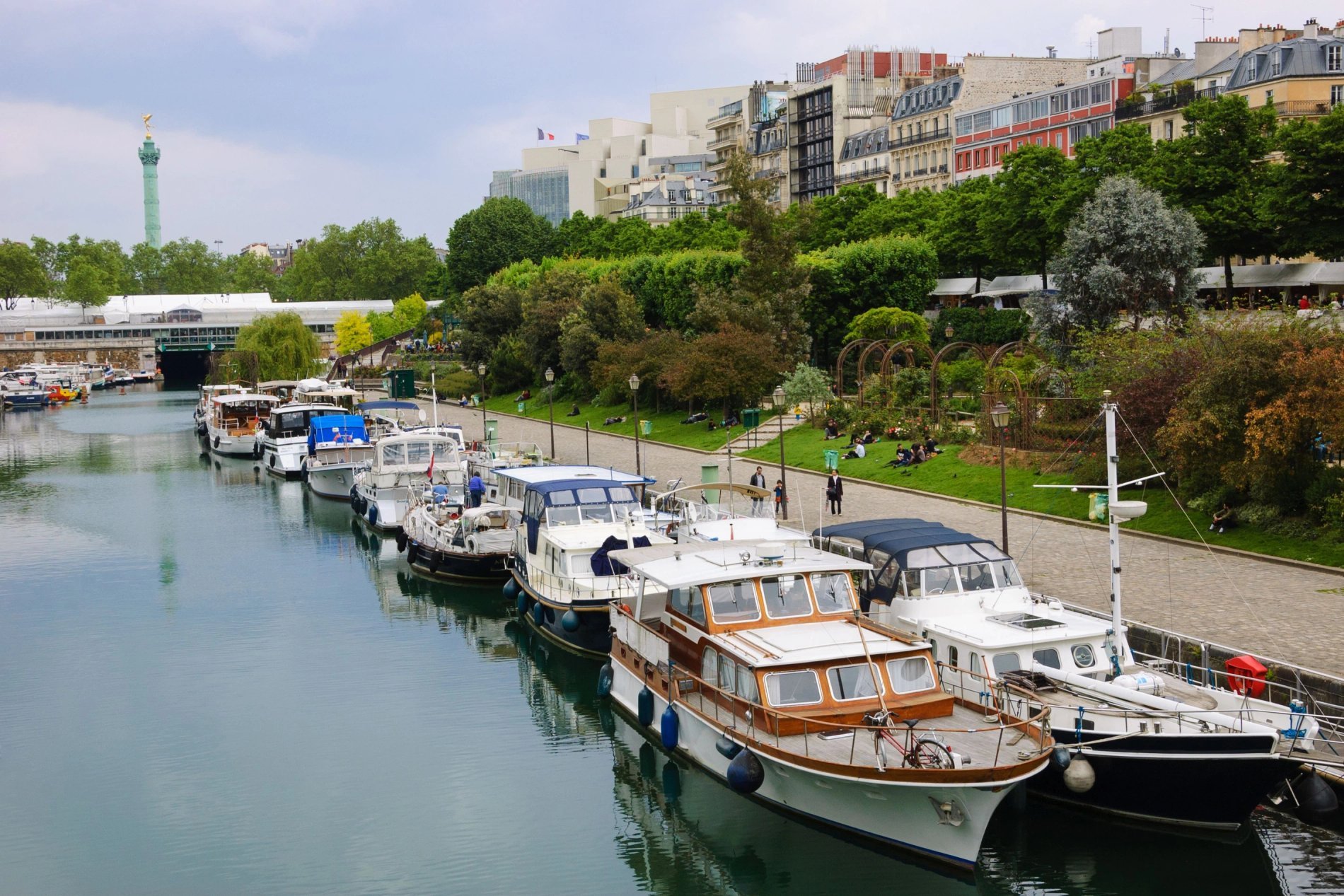 Vue sur un port de plaisance à Paris, avec bateaux amarrés