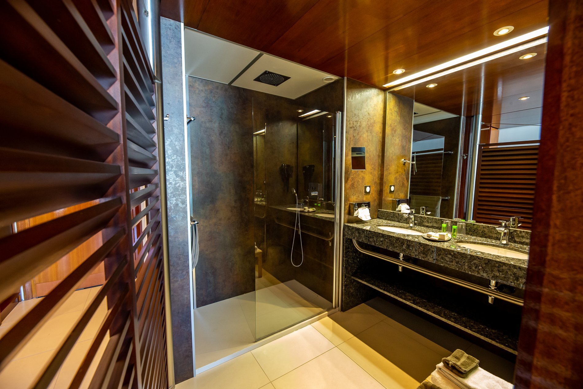 Plan your romantic weekend in Normandy 5 Salle de douche Chambre Superieure Vue Marina Hotel le grand pavoisCStephaneLeroy 0219.jpg