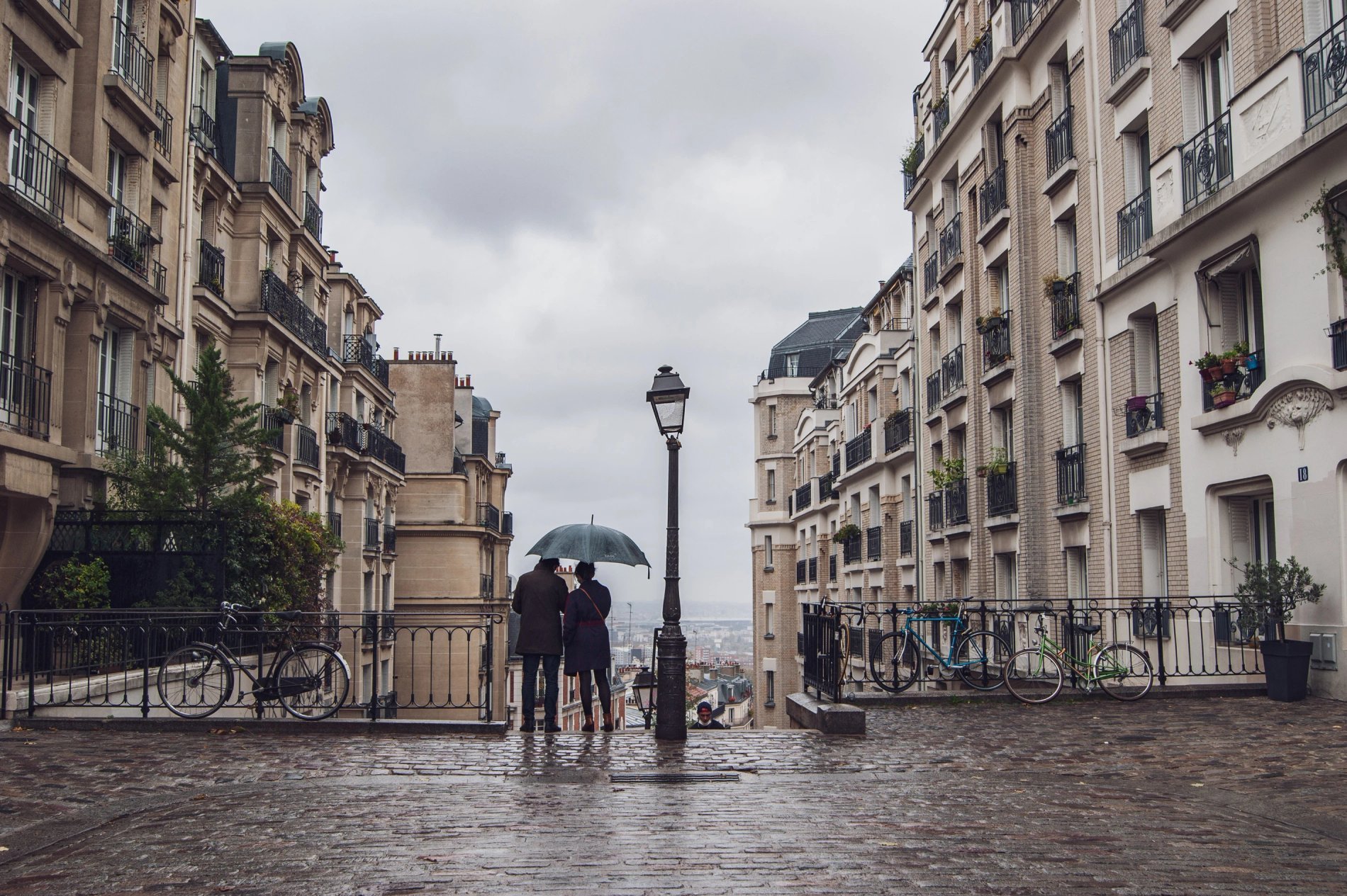 paris street near hotel jardins de montmartre