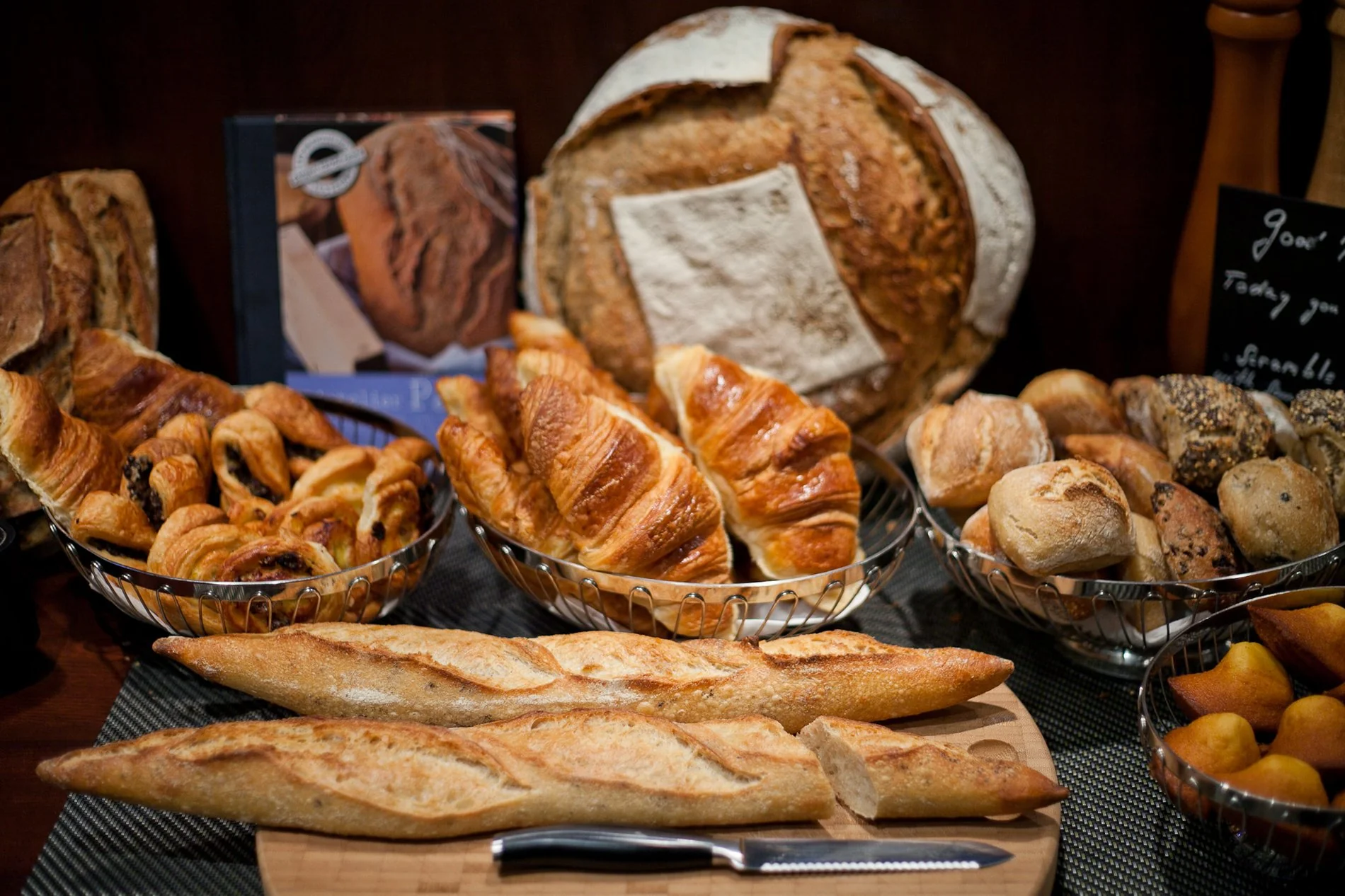 Sélection de pains et viennoiseries artisanales au petit-déjeuner de l’hôtel Le 12 à Paris Saint-Lazare