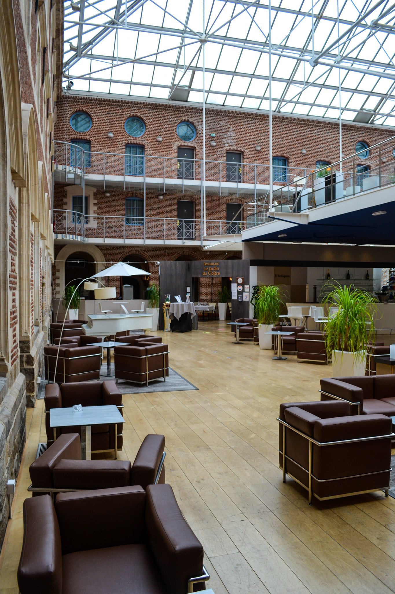 Hotel Le Couvent des Minimes in Lille offers its courtyard under a glass roof, a prestigious event space ideal for seminar breaks or receptions.