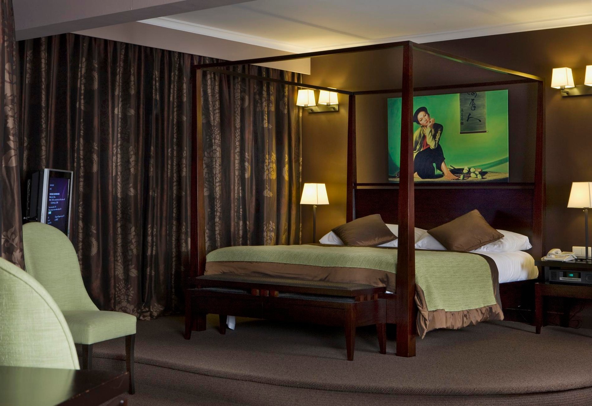 Chambre élégante avec lit à baldaquin en bois et ambiance tamisée.
