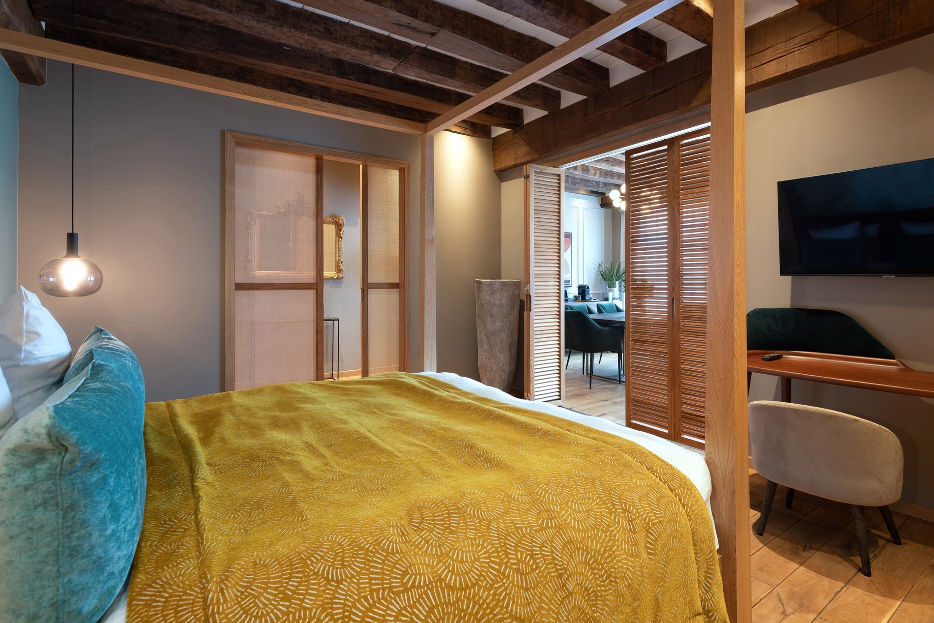 Chambre chaleureuse avec lit double et coin salon à Martin’s Relais.