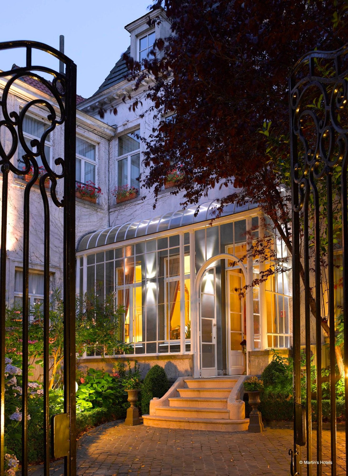 Martin's Relais 4****, Verlichte hoofdingang van Martin's Relais.