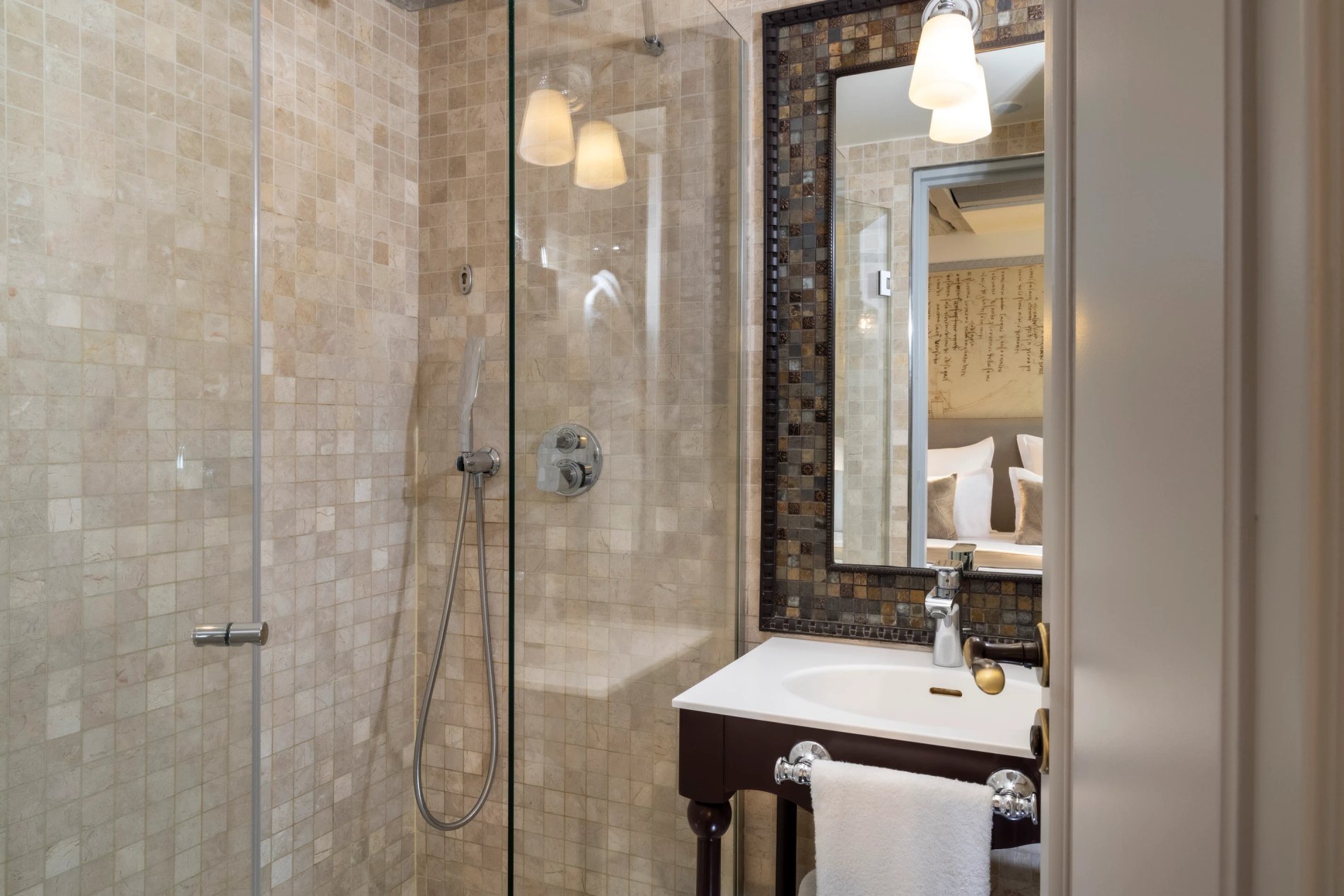 Hotel Da Vinci Superior Room Bathroom Shower