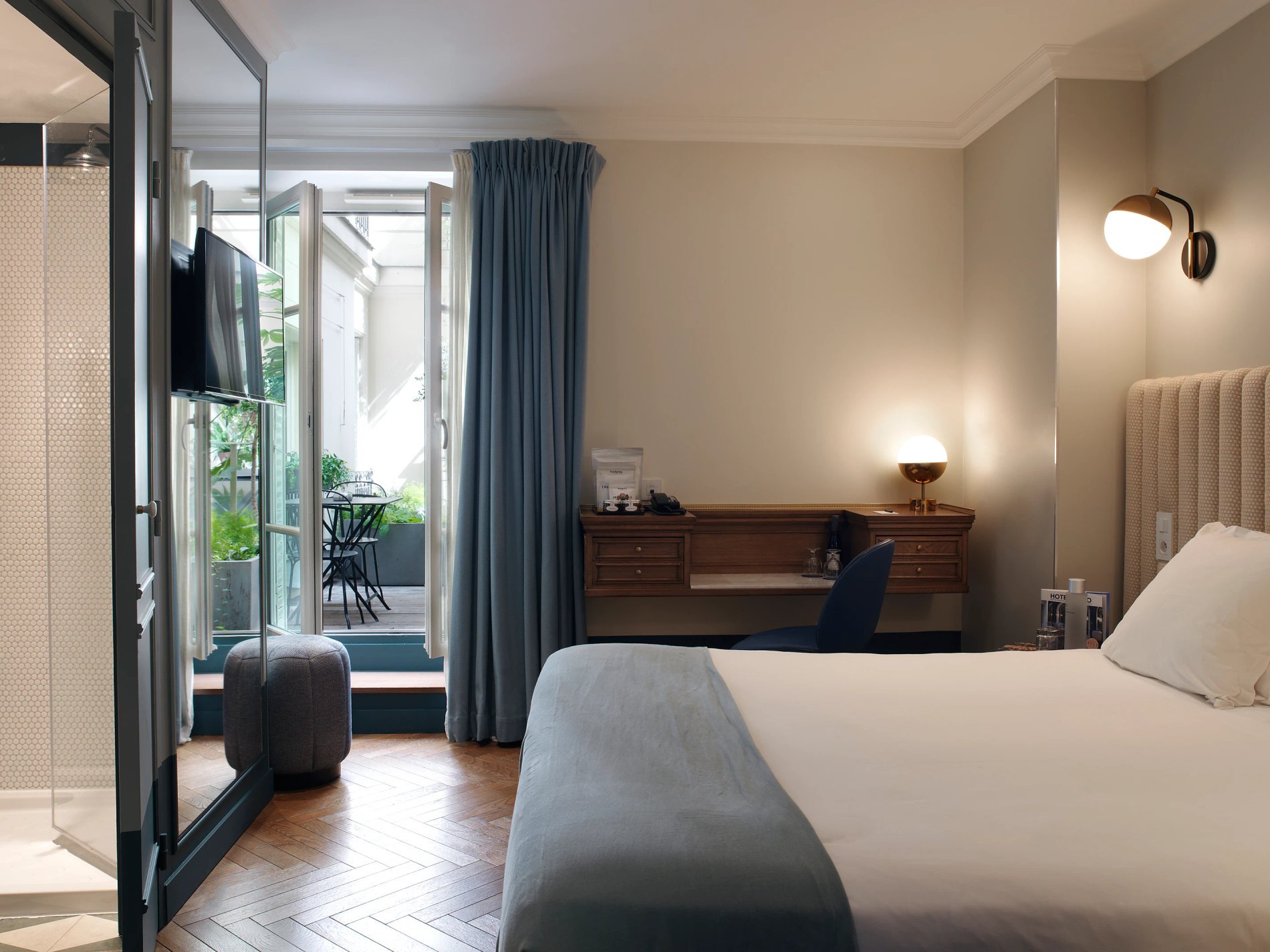 Hôtel Bachaumont | View of the bed and terrace from the Classic room