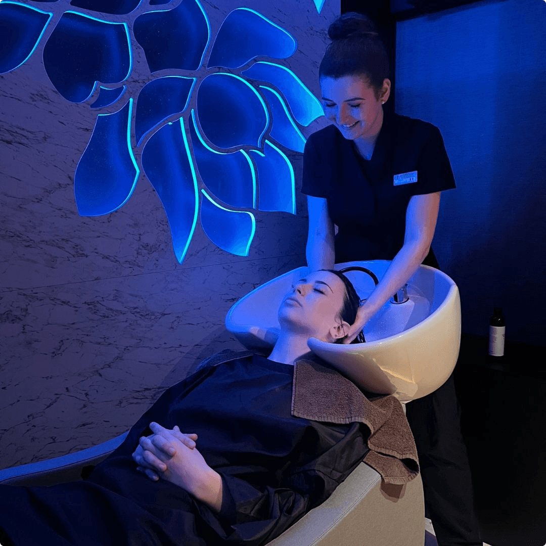Soin futuriste sous lumière bleue au Mont Spa Les Trésoms à Annecy, pour un moment sensoriel.