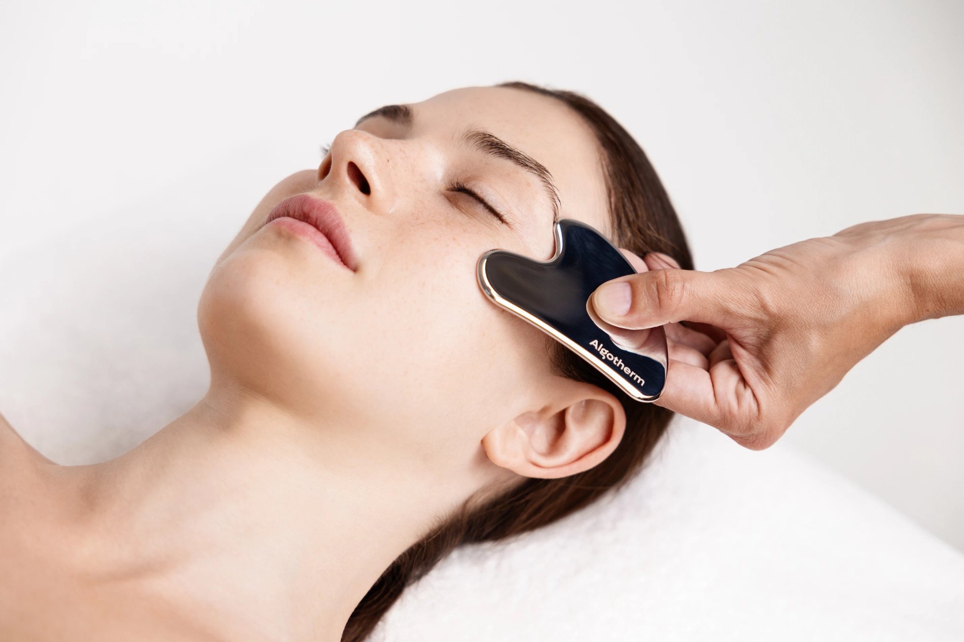 Piscine intérieure avec décoration végétale et grande baie vitrée.