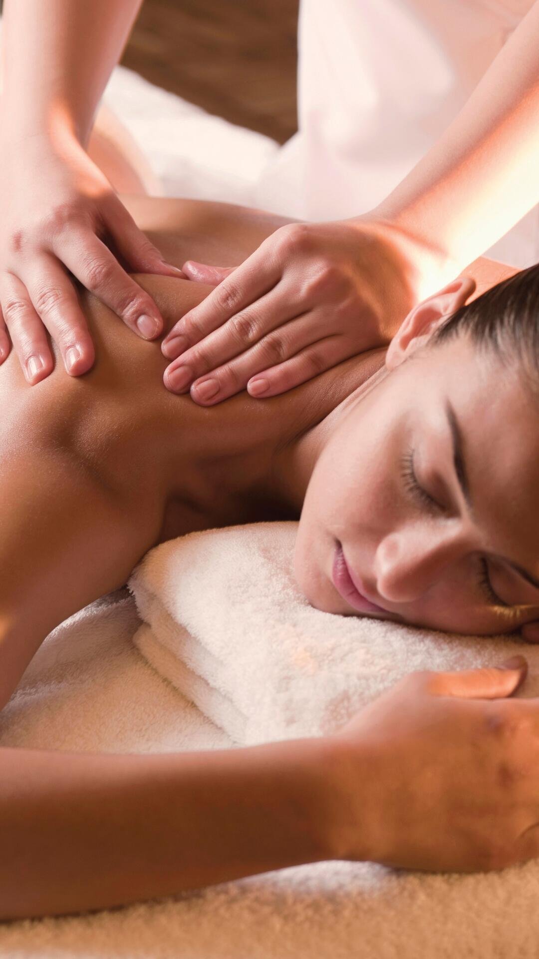 Relaxing back massage at Spa Villa Belle Plage in a soothing atmosphere.