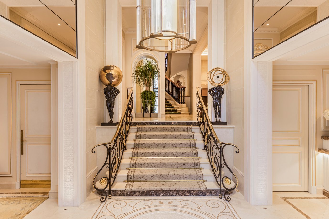 Central view of the entrance at Hôtel San Régis, grand staircase and natural light.