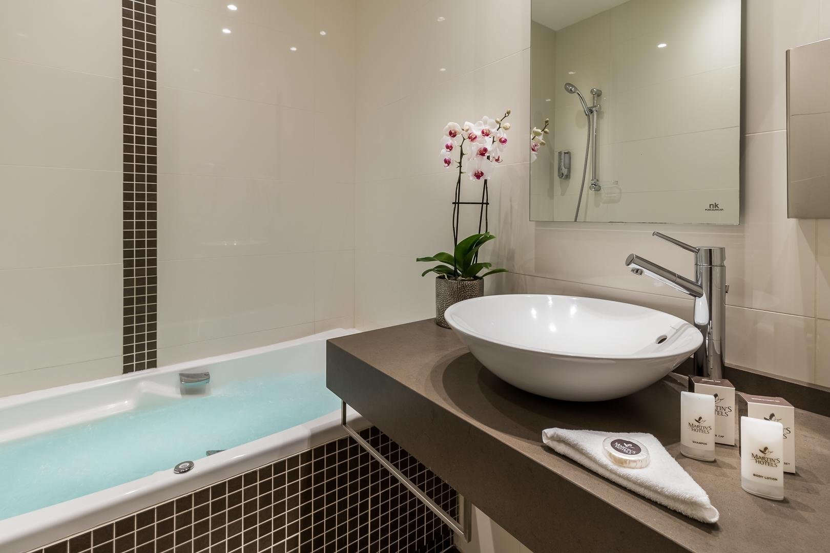 Salle de bain élégante avec baignoire au Martin's Brussels EU