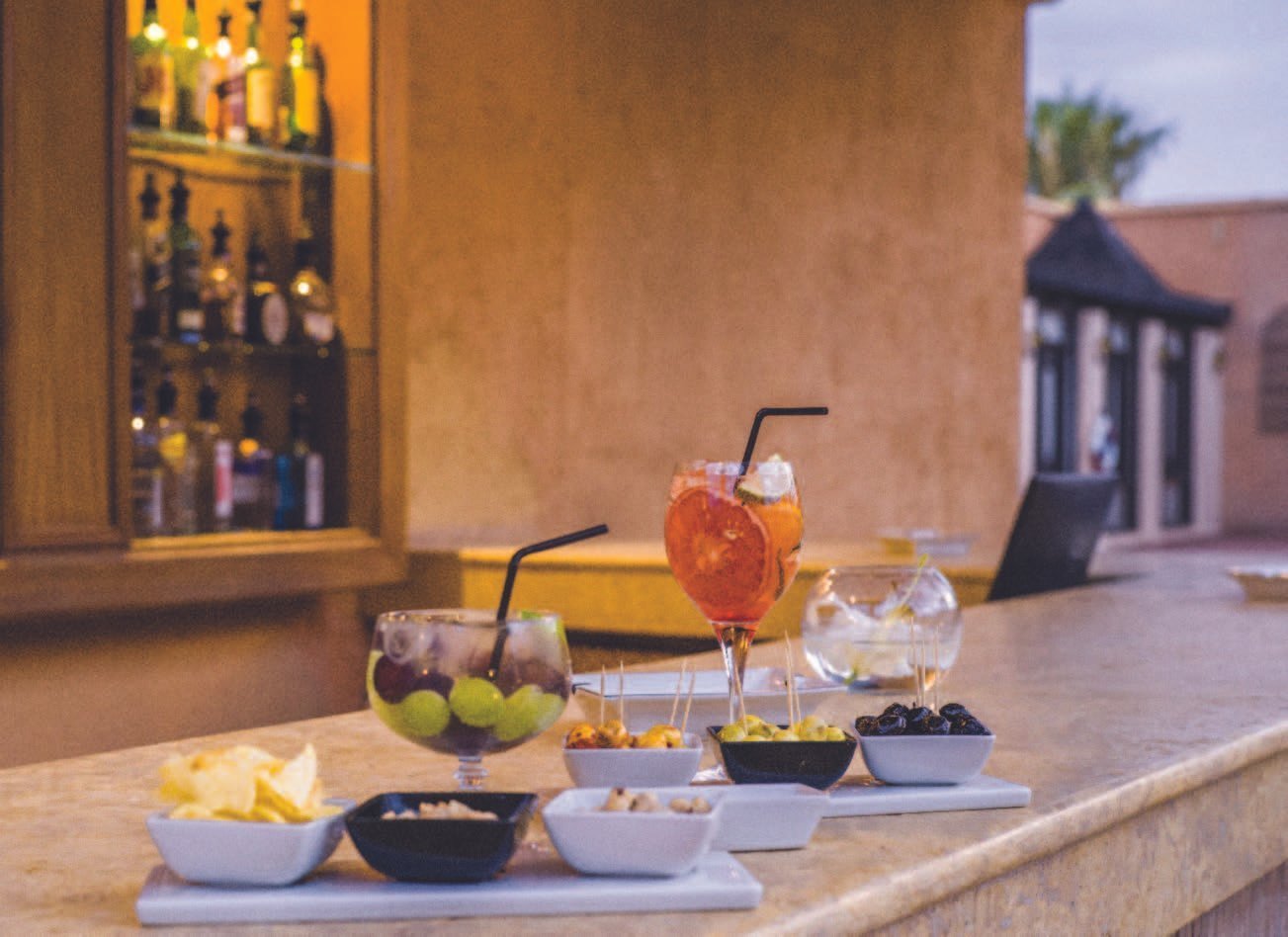 Cocktails et tapas servis au bar du Berbère Palace à Ouarzazate