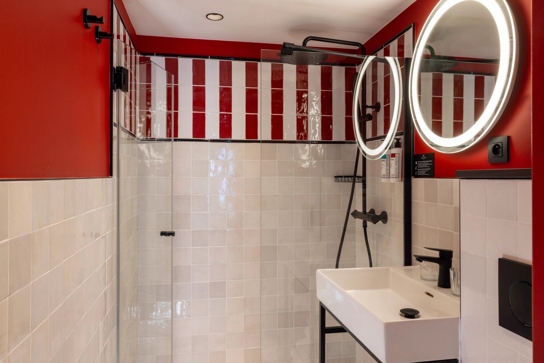 Hotel Brady Deluxe Room Bathroom Shower