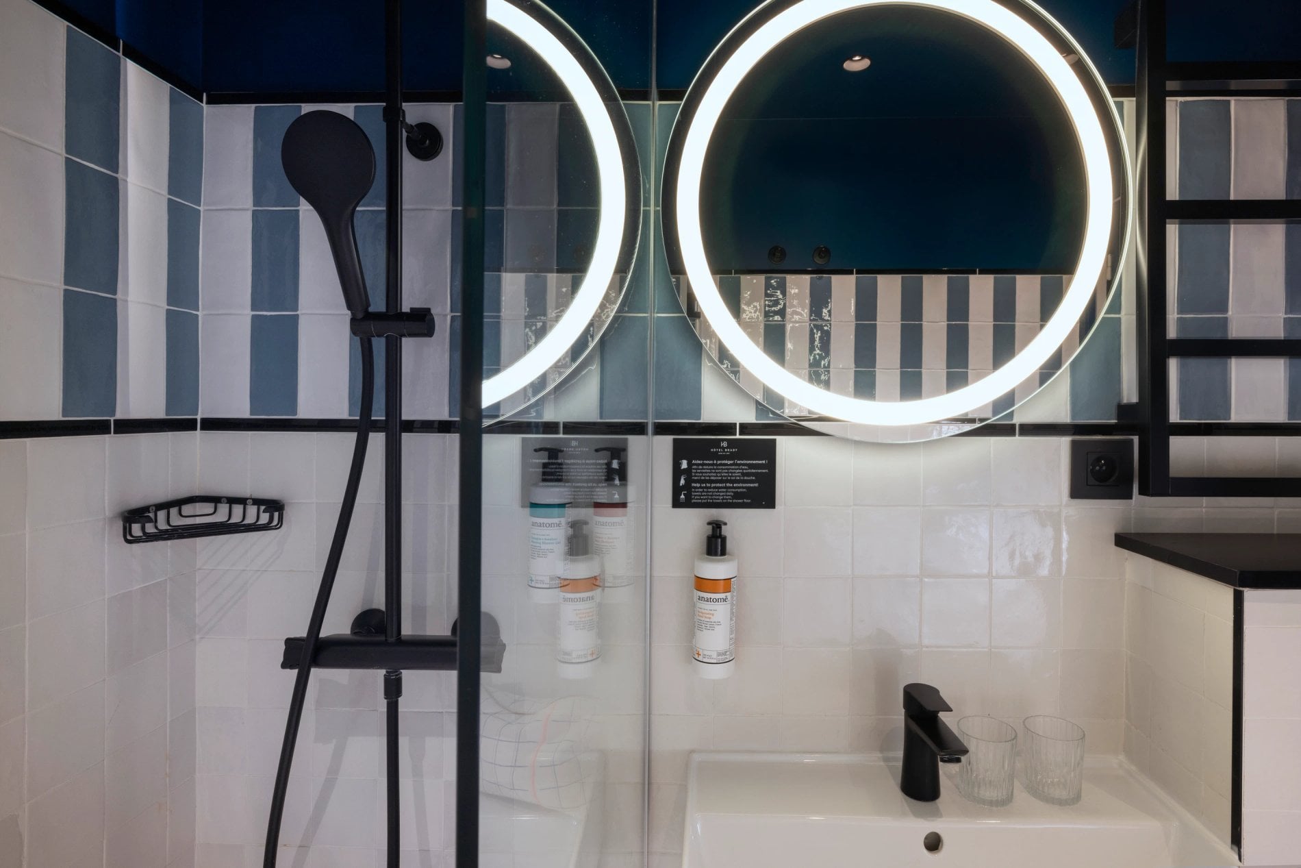 Hotel Brady Classic Room Bathroom Shower