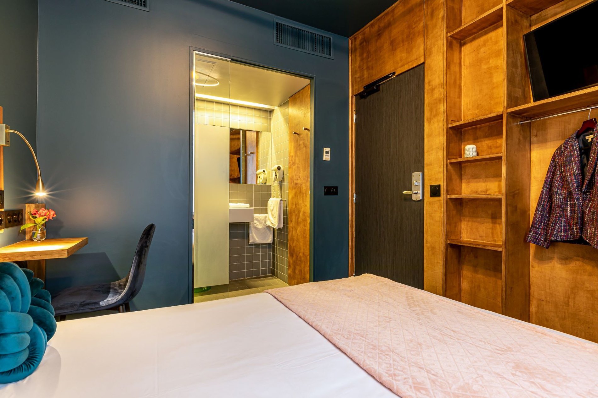 Chambre Glasgow de l’Hôtel Glasgow Monceau à Paris avec lit double, espace de travail et salle de bains moderne