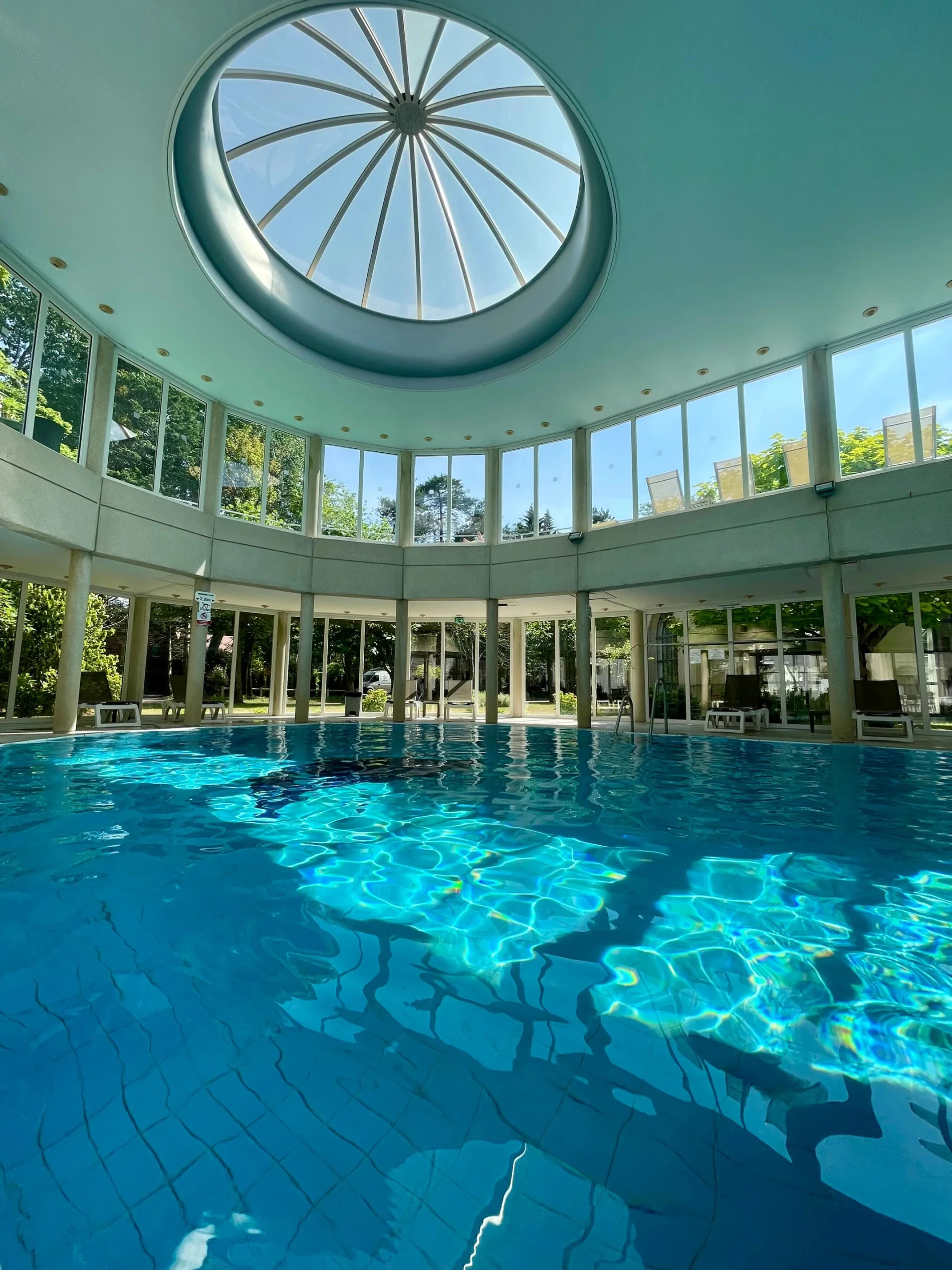 Holiday Inn Resort Le Touquet : Vue de la piscine intérieure chauffée de l'hôtel sous son dôme vitré, soulignant la luminosité de cet hôtel avec piscine au Touquet.