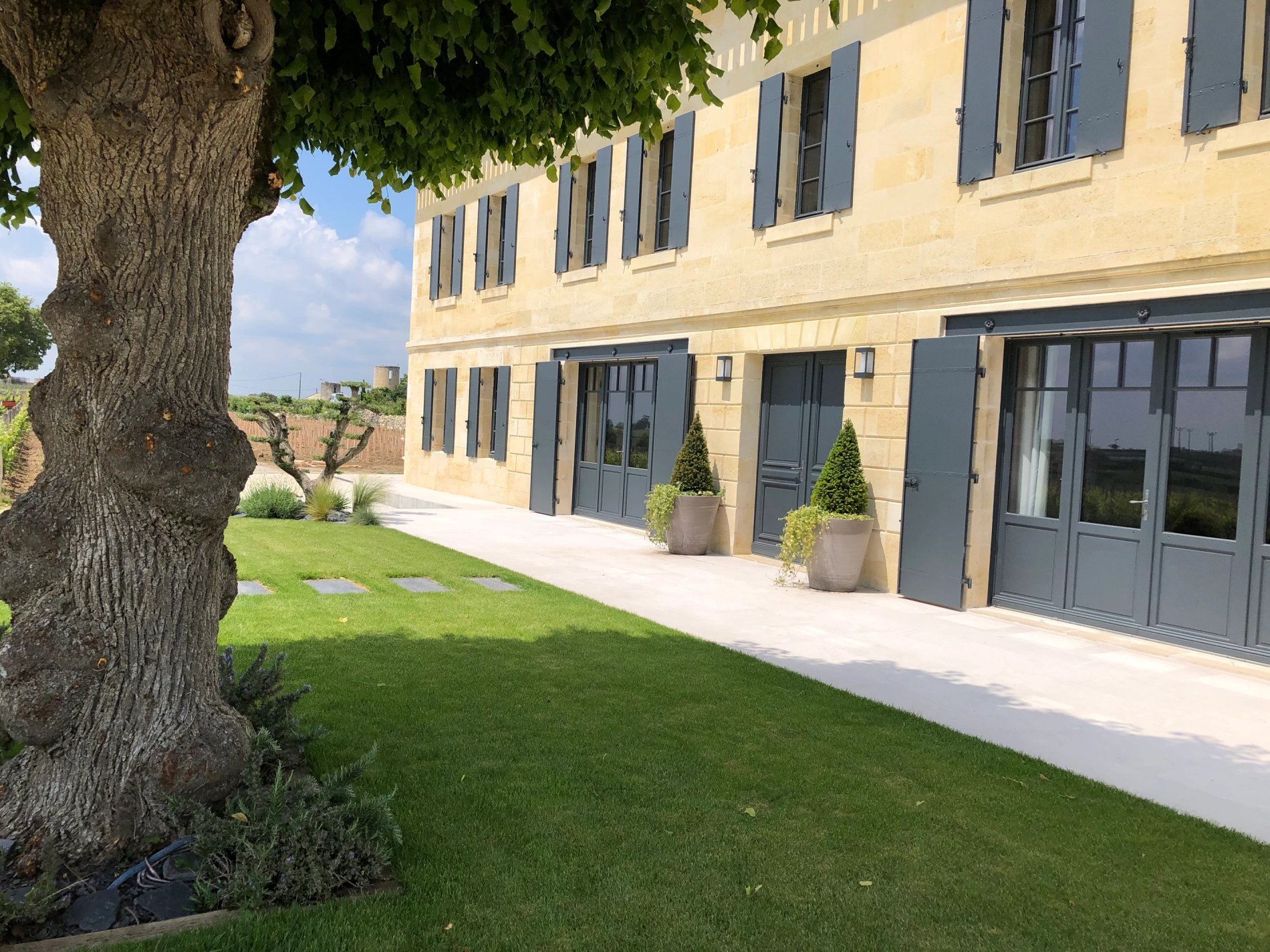 Façade principale et jardin arboré de la Villa des Vignes à Saint-Émilion