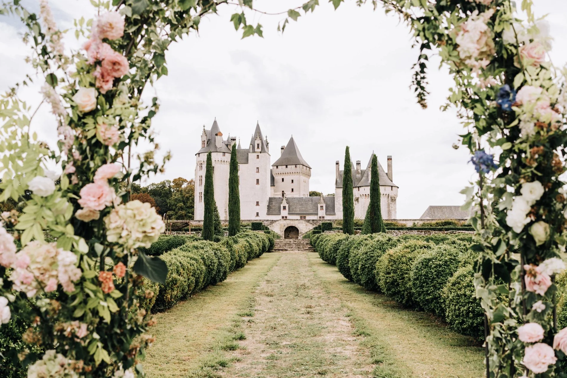 Vue sur le château Coudray Montpensier et ses jardins.