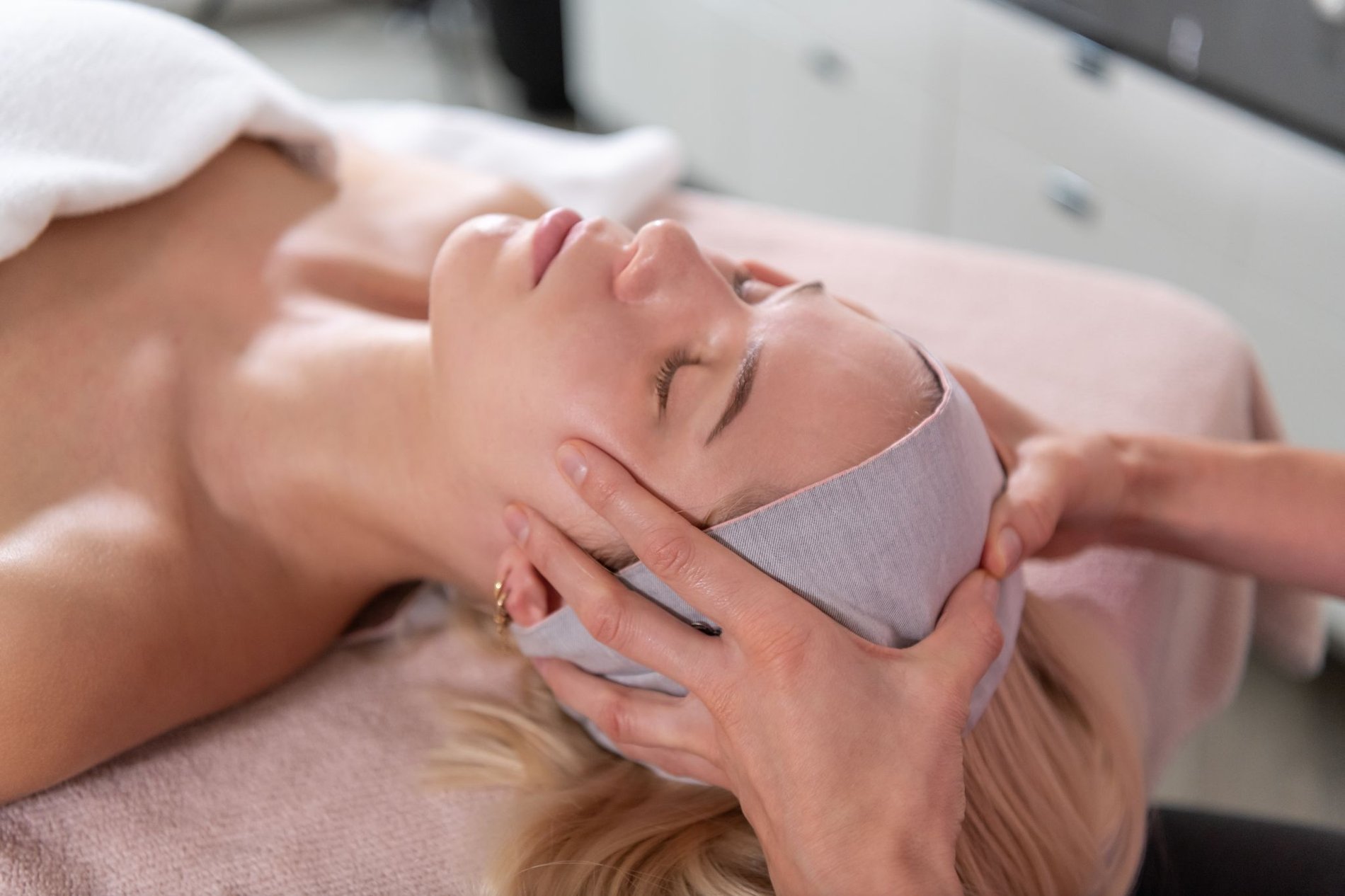 Soin du visage au Spa Thala du Grand Powers, massage relaxant réalisé par une praticienne