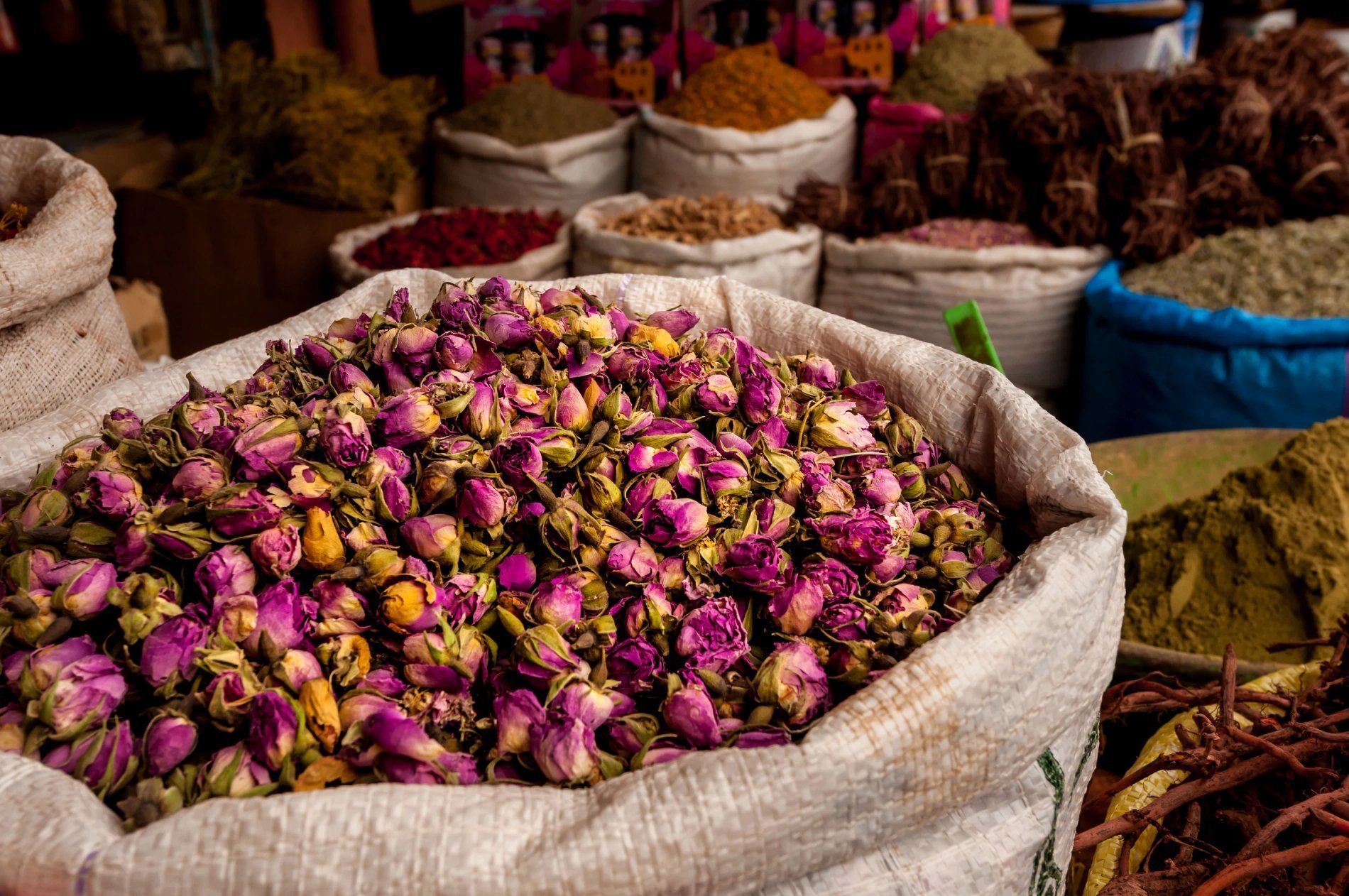 Pétales de roses séchées au souk de Ouarzazate, expérience culturelle proche du Berbère Palace