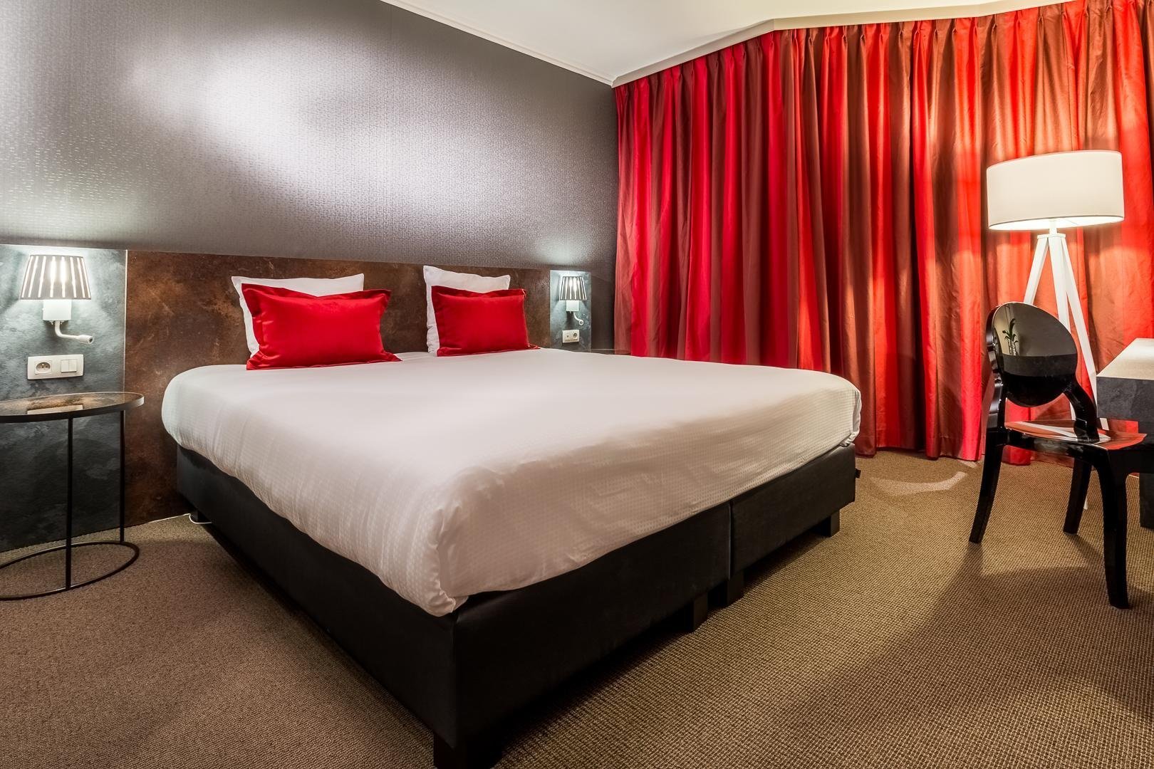 Spacious double room with warm and modern tones