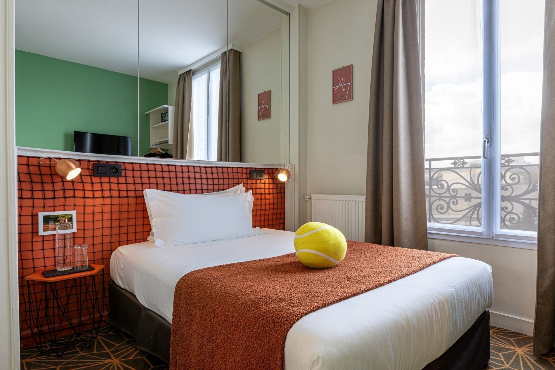 Chambre Single de l’Hôtel Olympic à Paris avec décoration inspirée du tennis, lit simple confortable et design contemporain.