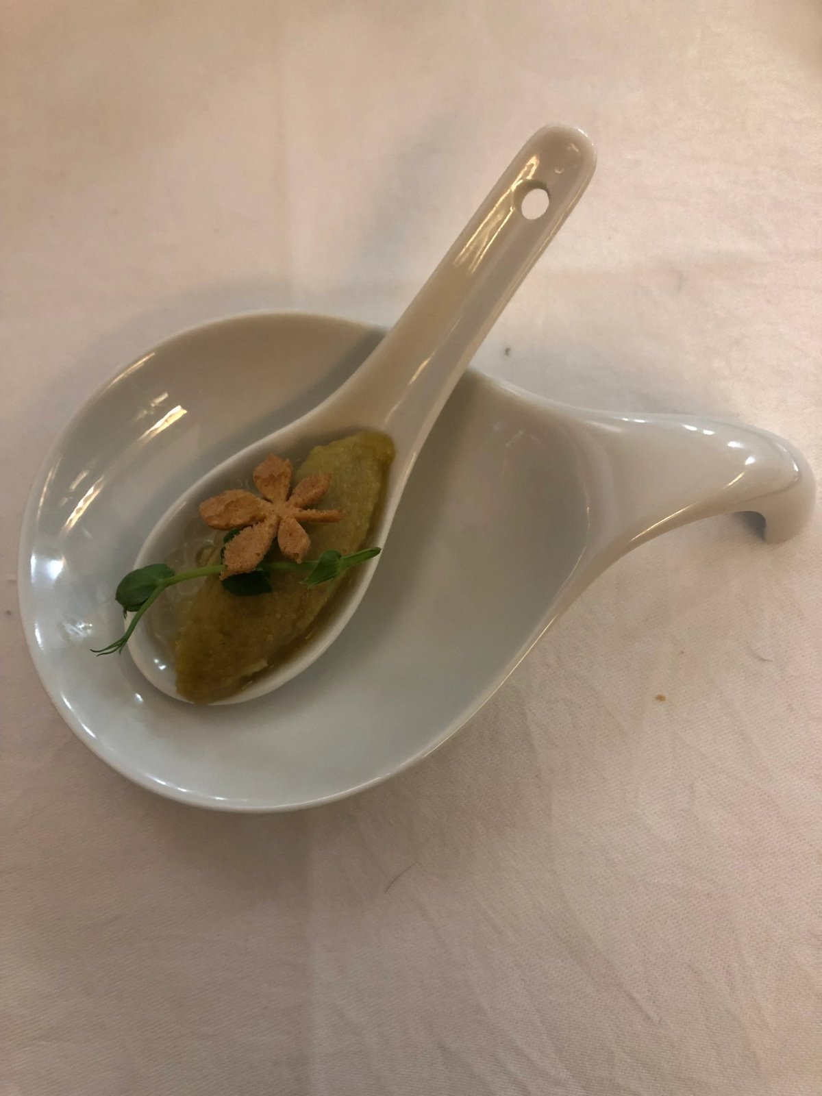 Château de la Rozelle, Amuse-bouche servi dans une cuillère en céramique blanche sur une assiette assortie.
