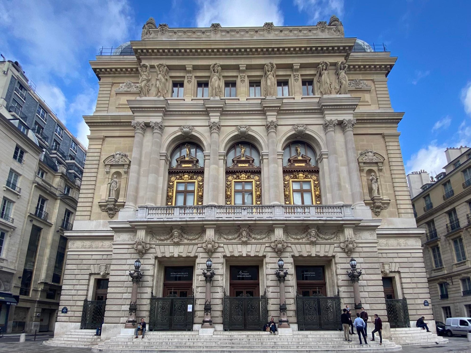 L'Opéra Comique se situe sur la place Boieldieu, derrière l'Hôtel Gramont Paris
