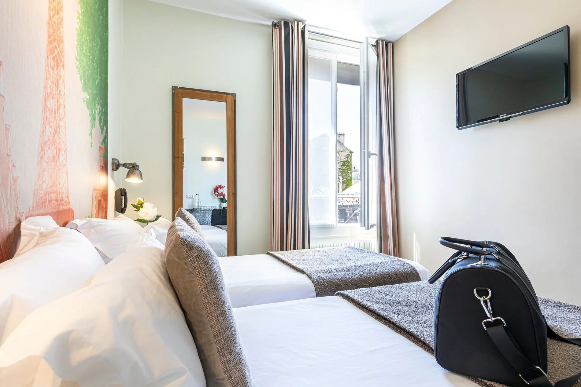 Chambre Twin Eiffel de l'Hôtel Alpha Paris Eiffel à Boulogne-Billancourt.