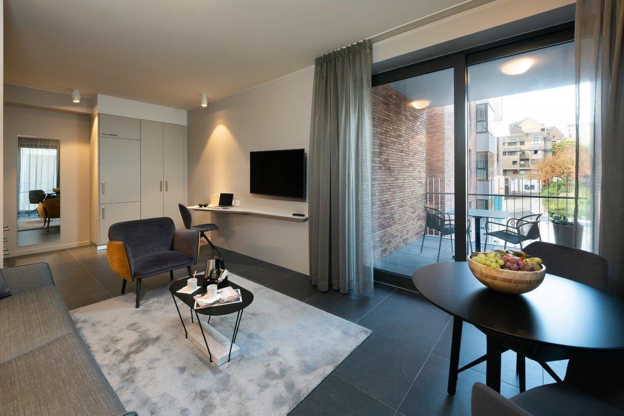Elegantes Zimmer mit Sitzecke und schönem Ausblick bei Martin's Hotels.